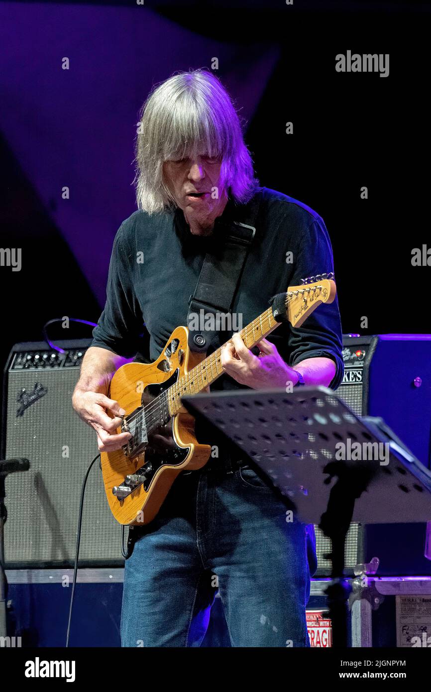 Concert of Iiconic guitarist MIKE STERN and the leggend of drums DENNIS ...