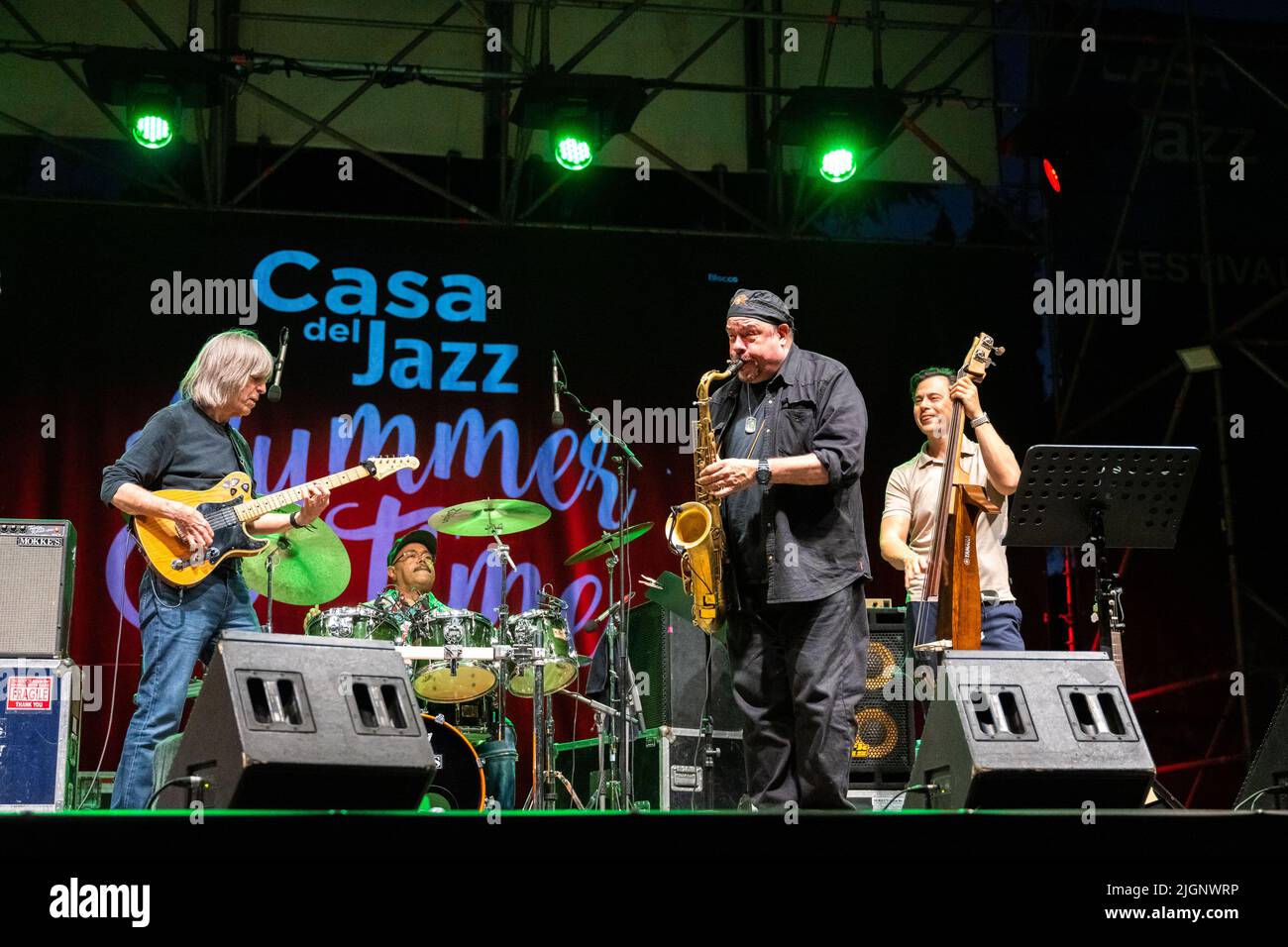 Concert of Iiconic guitarist MIKE STERN and the leggend of drums DENNIS