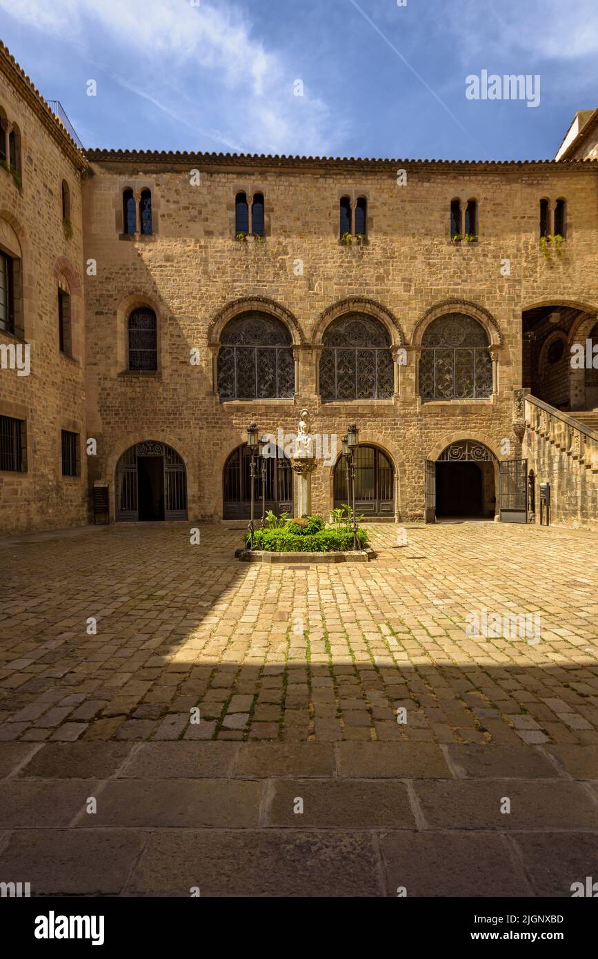 Courtyard of the Episcopal Palace of Barcelona and current diocesan archive of the city (Barcelona, Catalonia, Spain) ESP: Patio del palacio Episcopal Stock Photo