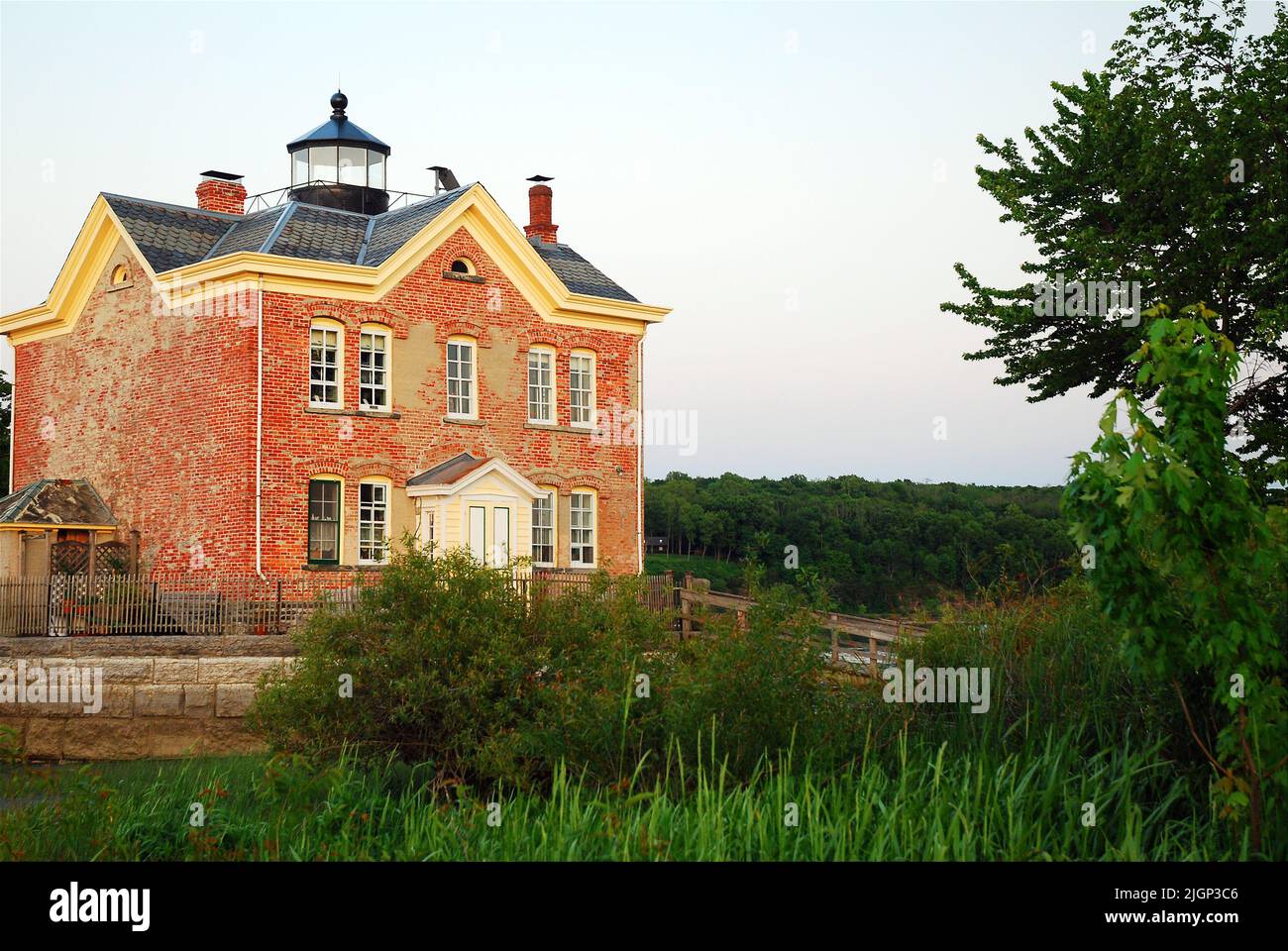 Along with being a navigational aide, the Saugerties Lighthouse on the Hudson River serves as an inn and bed and breakfast Stock Photo