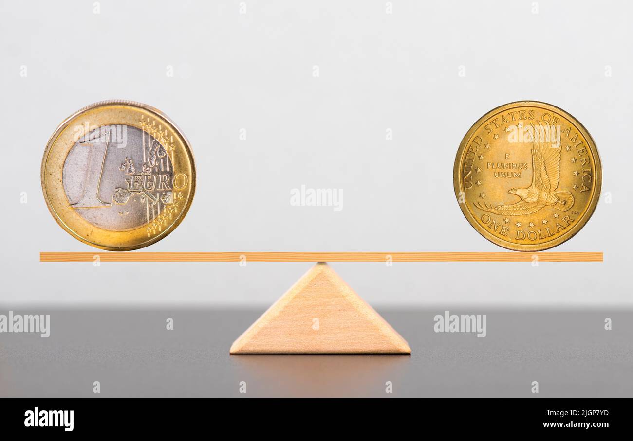 Dollar und Euro im Gleichgewicht Stock Photo