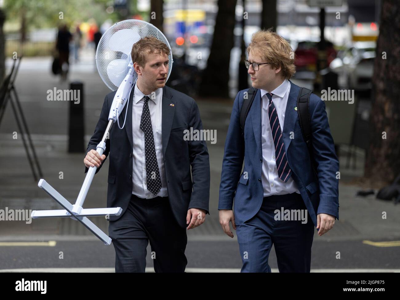 London, UK. 12th July, 2022. City of London workers feel the heat as temperartures hit 30 degrees for the second day running during a mini heatwave across the capital. London 12th July 2022 Credit: Clickpics/Alamy Live News Stock Photo