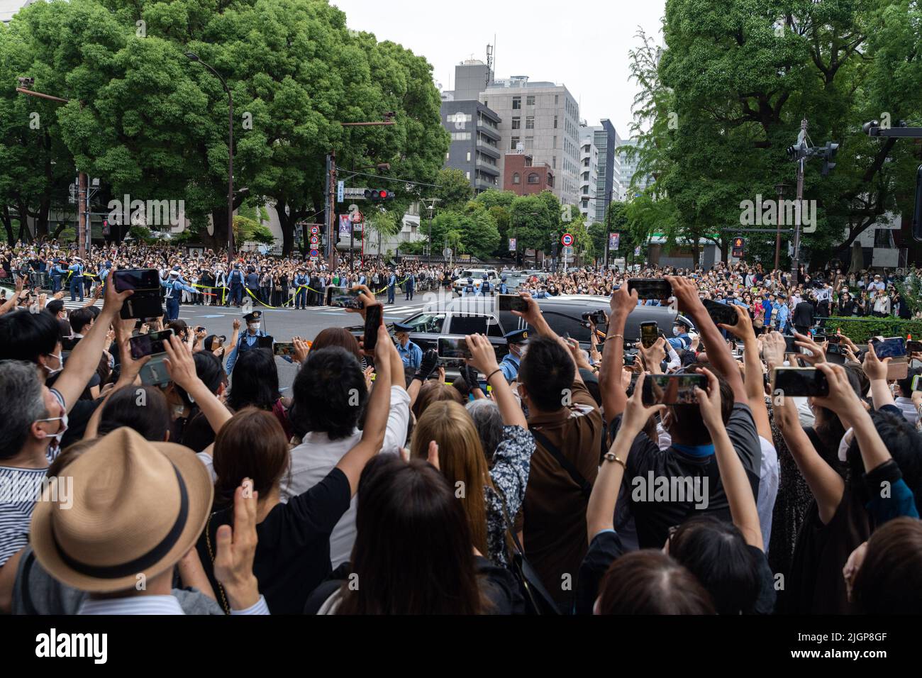 Tokyo, Japan. 12th July, 2022. The hearse carrying the body of Japan's former Prime Minister Shinzo Abe runs on a street in Tokyo, Japan, July 12, 2022. A funeral was held on Tuesday in central Tokyo for Abe, who was shot dead while delivering a speech last week. Credit: Zhang Xiaoyu/Xinhua/Alamy Live News Stock Photo