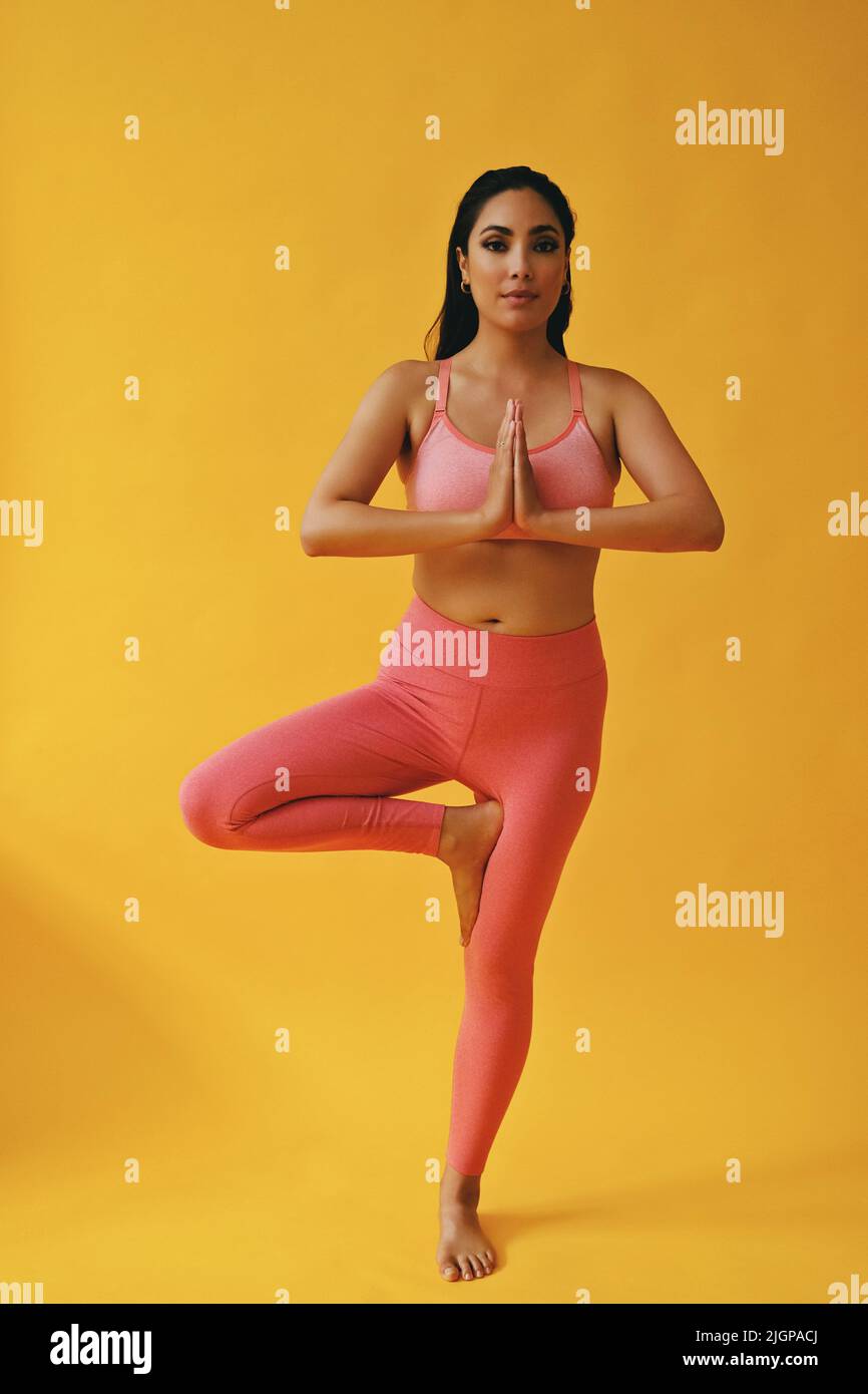Foto de Mujer mexicana/latina haciendo yoga. Mujer hispana de tez morena  haciendo entrenamiento de yoga y ejercicios de porrista do Stock