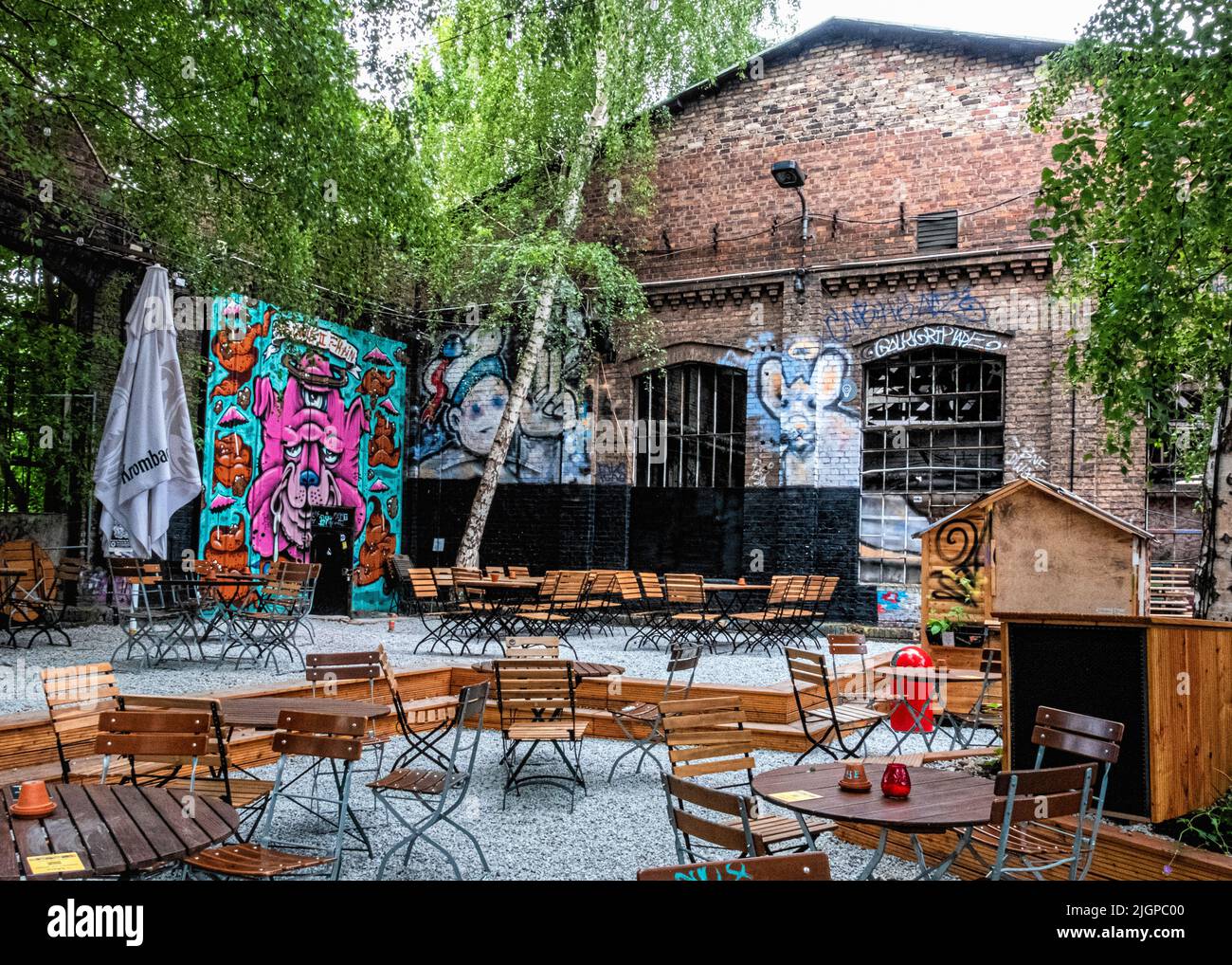 Berlin, Friedrichshain, RAW Gelände. - outdoor courtyard & bar outside old industrial buildings. Stock Photo