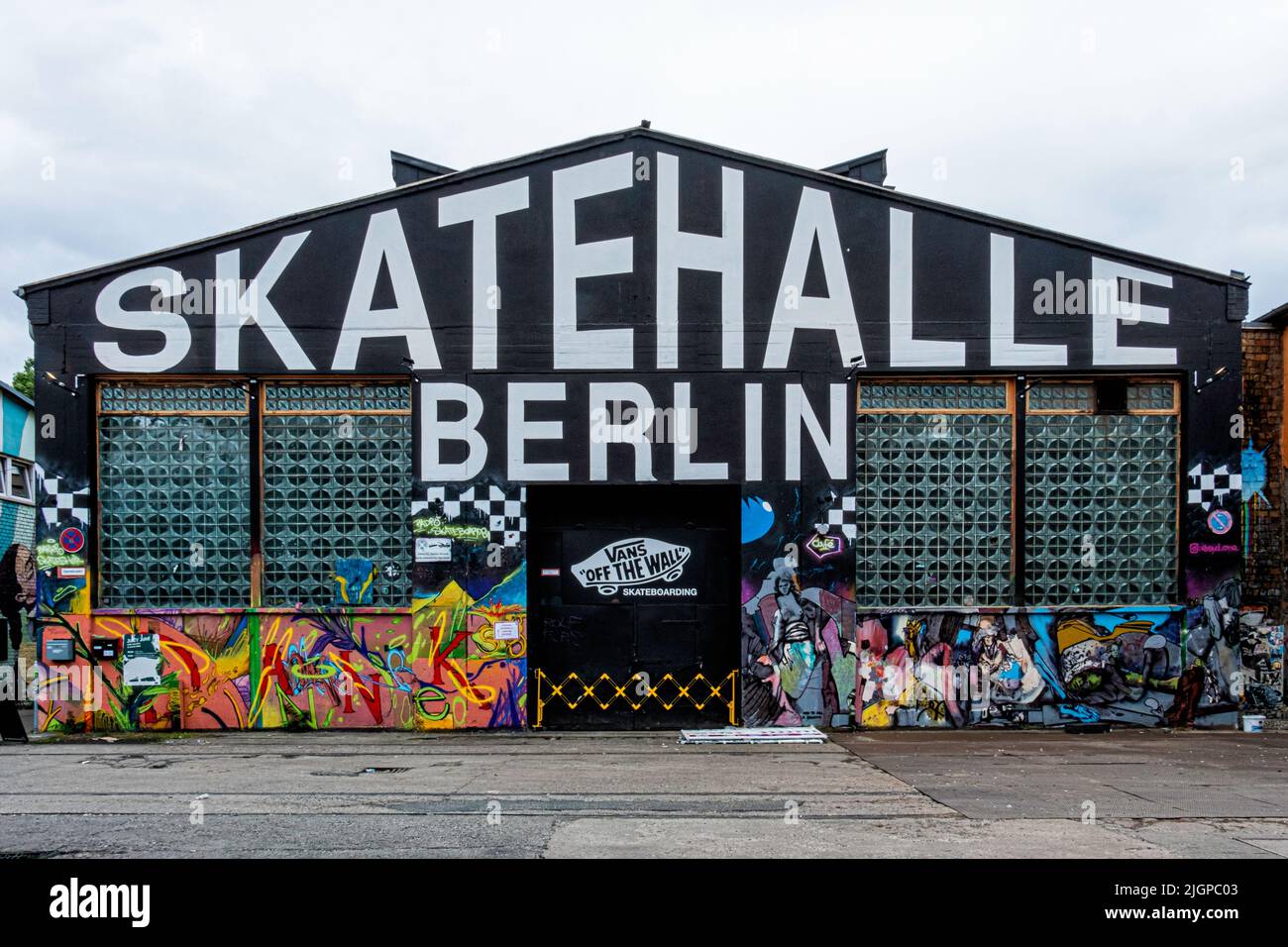 Berlin, Friedrichshain, RAW Gelände. Skatehalle skate boarding hall in old railway workshop building Stock Photo