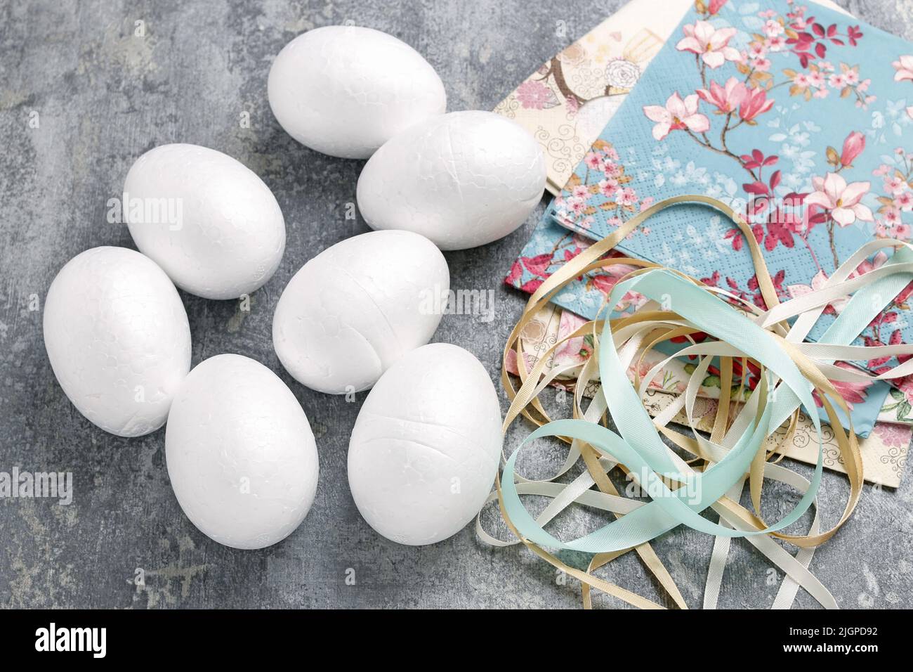 How to decorate an Easter egg with decoupage technique. Step by step