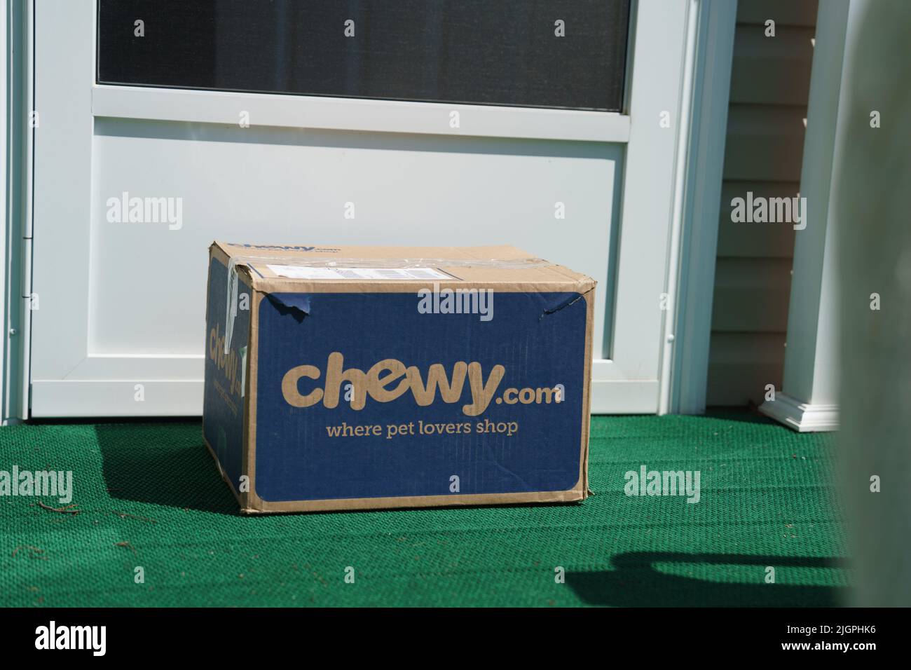New Holland, PA, USA – July 3, 2022: A home delivery of a box of pet food from Chewy.  The online of pet pet-related products is based in Dania Beach, Stock Photo