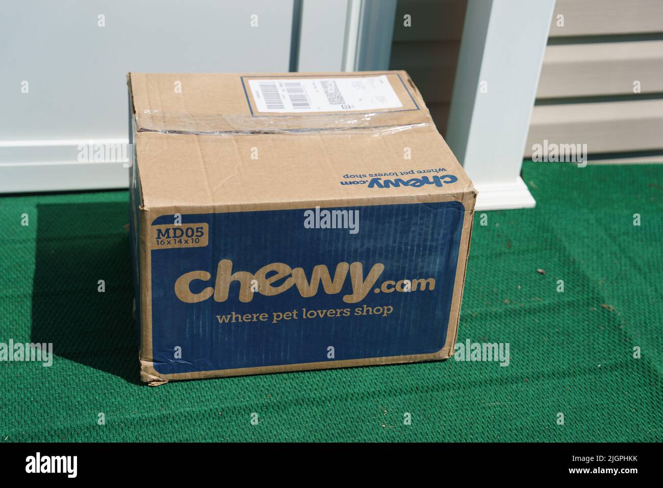 New Holland, PA, USA – July 3, 2022: A home delivery of a box of pet food from Chewy.  The online of pet pet-related products is based in Dania Beach, Stock Photo