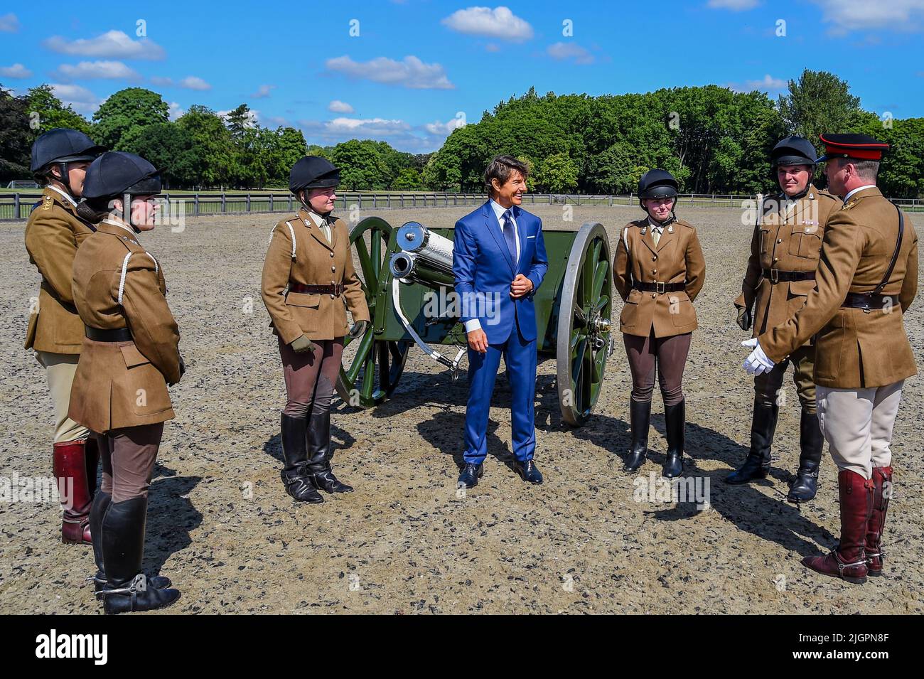 Windsor Castle, Windsor, Berkshire, UK. 8th July 2022. EMBARGOED UNTIL 12th JULY  Tom Cruise meeting members of the King's Troop Royal Horse Artillery, who he introduced during the Platinum Jubilee Celebration back in May, on a private visit in the Private Grounds of Windsor Castle   Credit:Peter Nixon/Alamy Live News Stock Photo