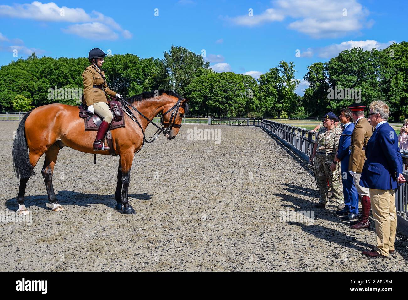 Windsor Castle, Windsor, Berkshire, UK. 8th July 2022. EMBARGOED UNTIL 12th JULY  Tom Cruise meeting members of the King's Troop Royal Horse Artillery, who he introduced during the Platinum Jubilee Celebration back in May, on a private visit in the Private Grounds of Windsor Castle   Credit:Peter Nixon/Alamy Live News Stock Photo