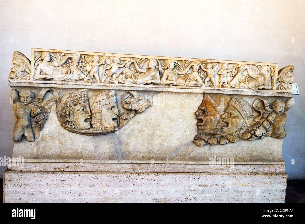 Sarcophagus decoretated with garlands, Cupids and tragic masks . Lid decorated with Seasons, Cupids and acroterial masks White marble 150-160 AD - National Roman Museum - The Baths of Diocletian - Rome, Italy Stock Photo
