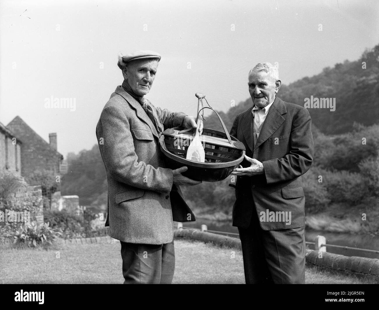 Ironbridge coracle maker Harry Rogers with his brother Jimmy Stock Photo