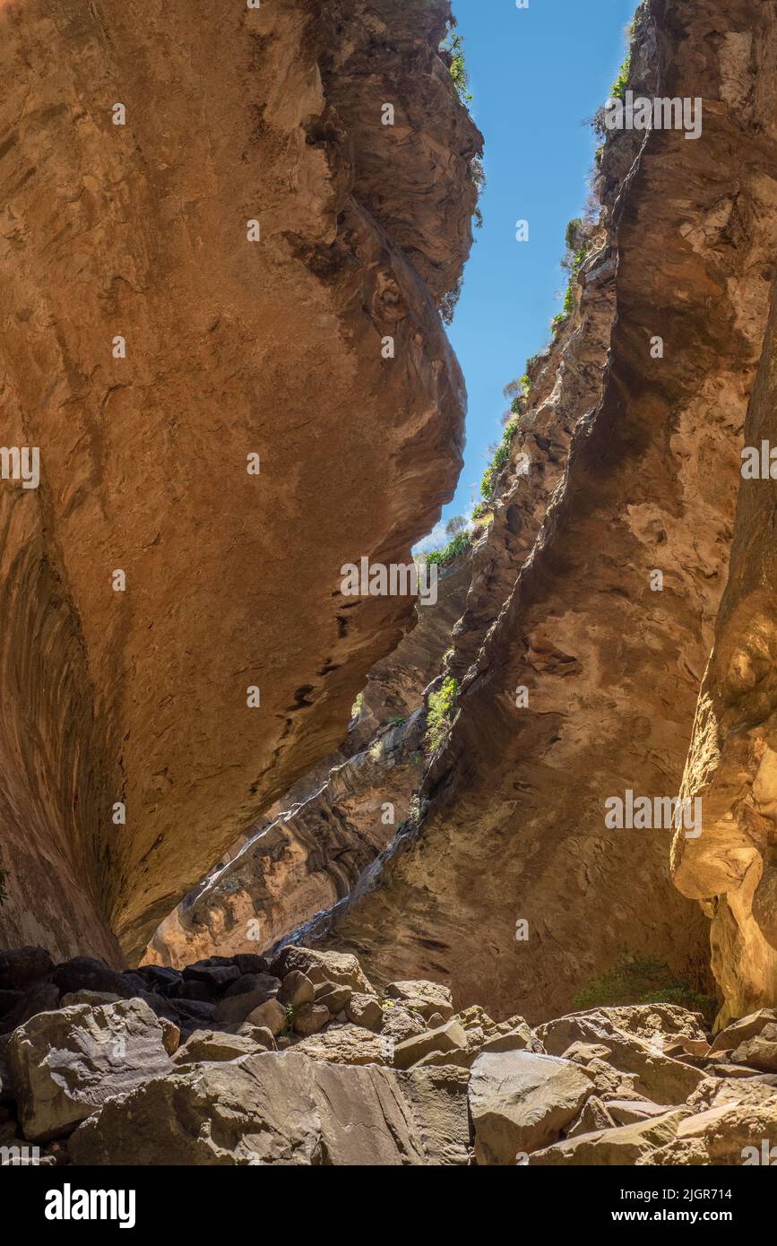 View of the rocky route between overhanging cliff walls on the Echo Ravine Hike in Golden Gate Highlands National Park near Clarens, South Africa Stock Photo
