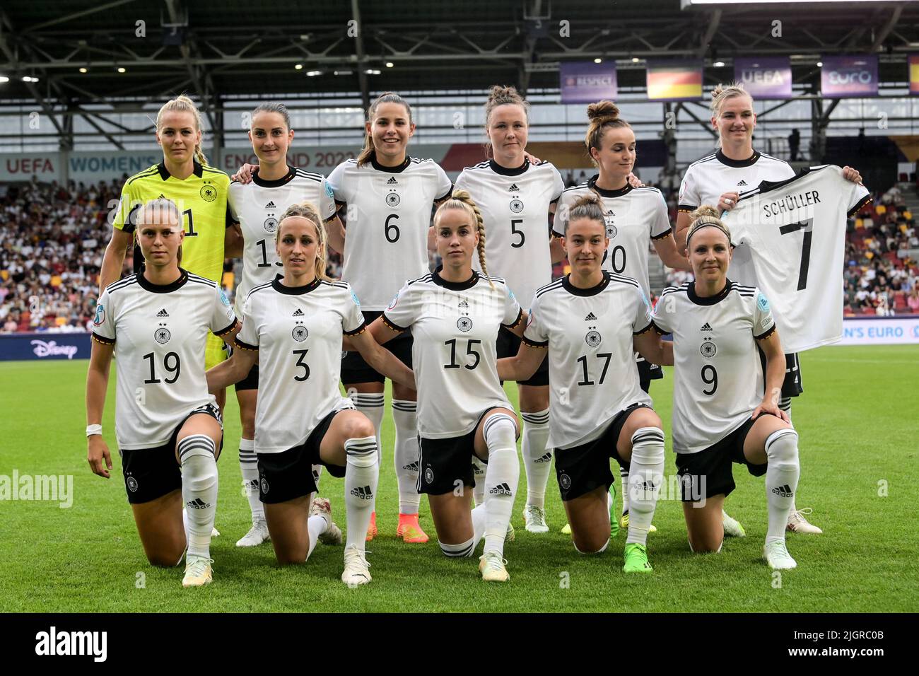 12 July 2022, Great Britain, Brentford/ London: Soccer, Women: European Championship, Germany - Spain, Preliminary Round, Group B, Matchday 2, Brentford Community Stadium. Germany's players lined up for a team photo before the match. (bottom from left) Klara Bühl, Kathrin Hendrich, Giulia Gwinn, Felicitas Rauch, Svenja Huth (top from left) goalkeeper Merle Frohms, Sara Däbritz, Lena Sophie Oberdorf, Marina Hegering, Lina Magull, Alexandra Popp. Popp is holding the jersey of Germany's Lea Schüller, who is missing from the spiuel due to a positive coronatest. Photo: Sebastian Christoph Gollnow/d Stock Photo
