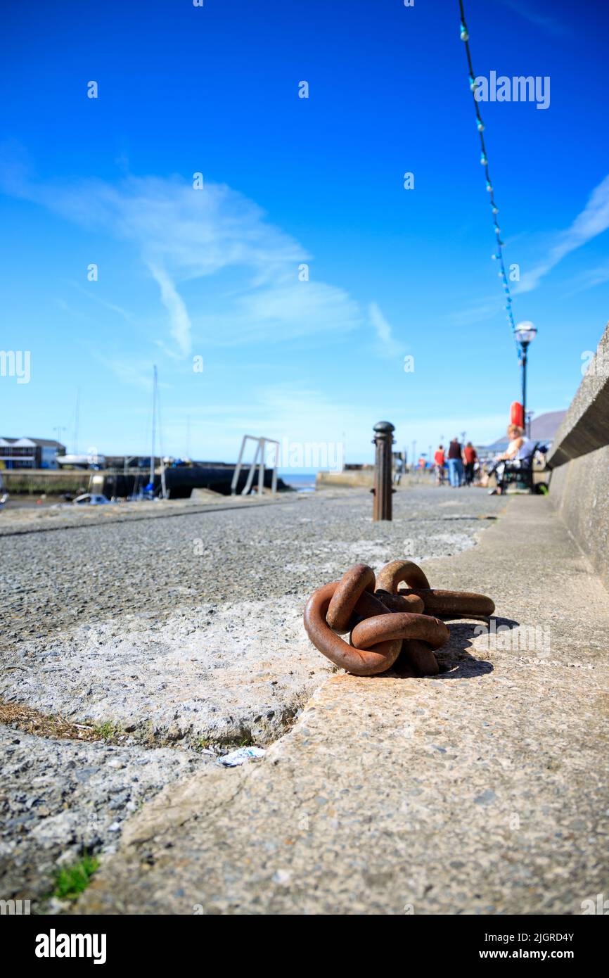 A vertical shot of a chain near the wall from Aberaeron to New Quay, Wales Stock Photo