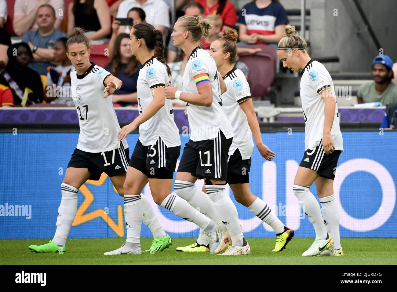 12 July 2022, Great Britain, Brentford/ London: Soccer, Women: European Championship, Germany - Spain, preliminary round, Group B, Matchday 2, Brentford Community Stadium. Germany's players cheer after scoring the 1:0 goal. Photo: Sebastian Christoph Gollnow/dpa Stock Photo