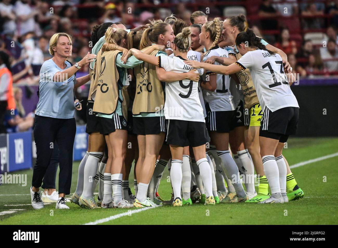 12 July 2022, Great Britain, Brentford/ London: Soccer, Women: European Championship, Germany - Spain, preliminary round, Group B, Matchday 2, Brentford Community Stadium. Germany's players celebrate the 2:0 goal with national coach Martina Voss-Tecklenburg (l). Photo: Sebastian Christoph Gollnow/dpa Stock Photo