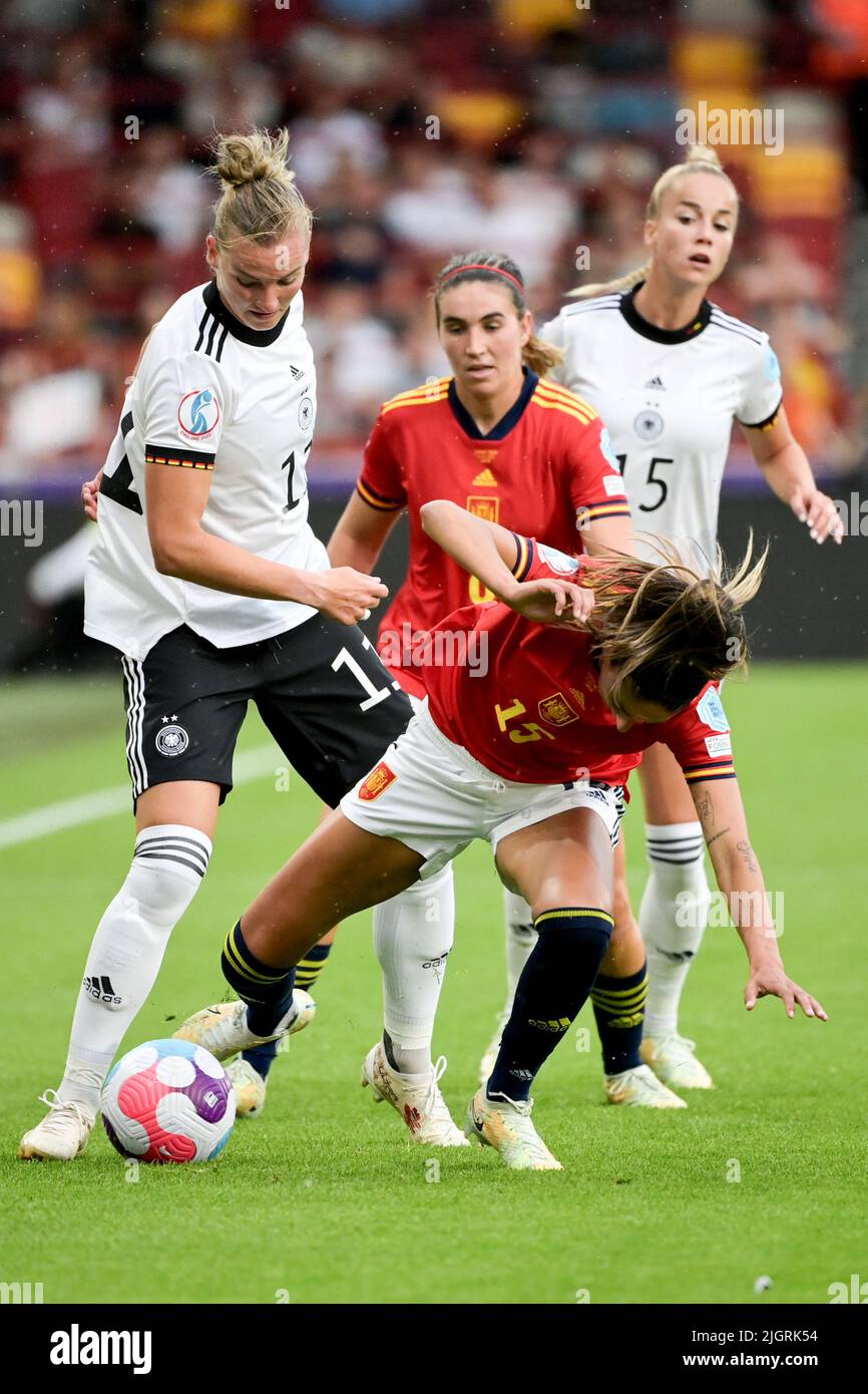 12 July 2022, Great Britain, Brentford/ London: Soccer, Women: European Championship, Germany - Spain, preliminary round, Group B, Matchday 2, Brentford Community Stadium. Germany's Alexandra Popp (l) and Leila Ouahabi from Spain fight for the ball. Photo: Sebastian Christoph Gollnow/dpa Stock Photo
