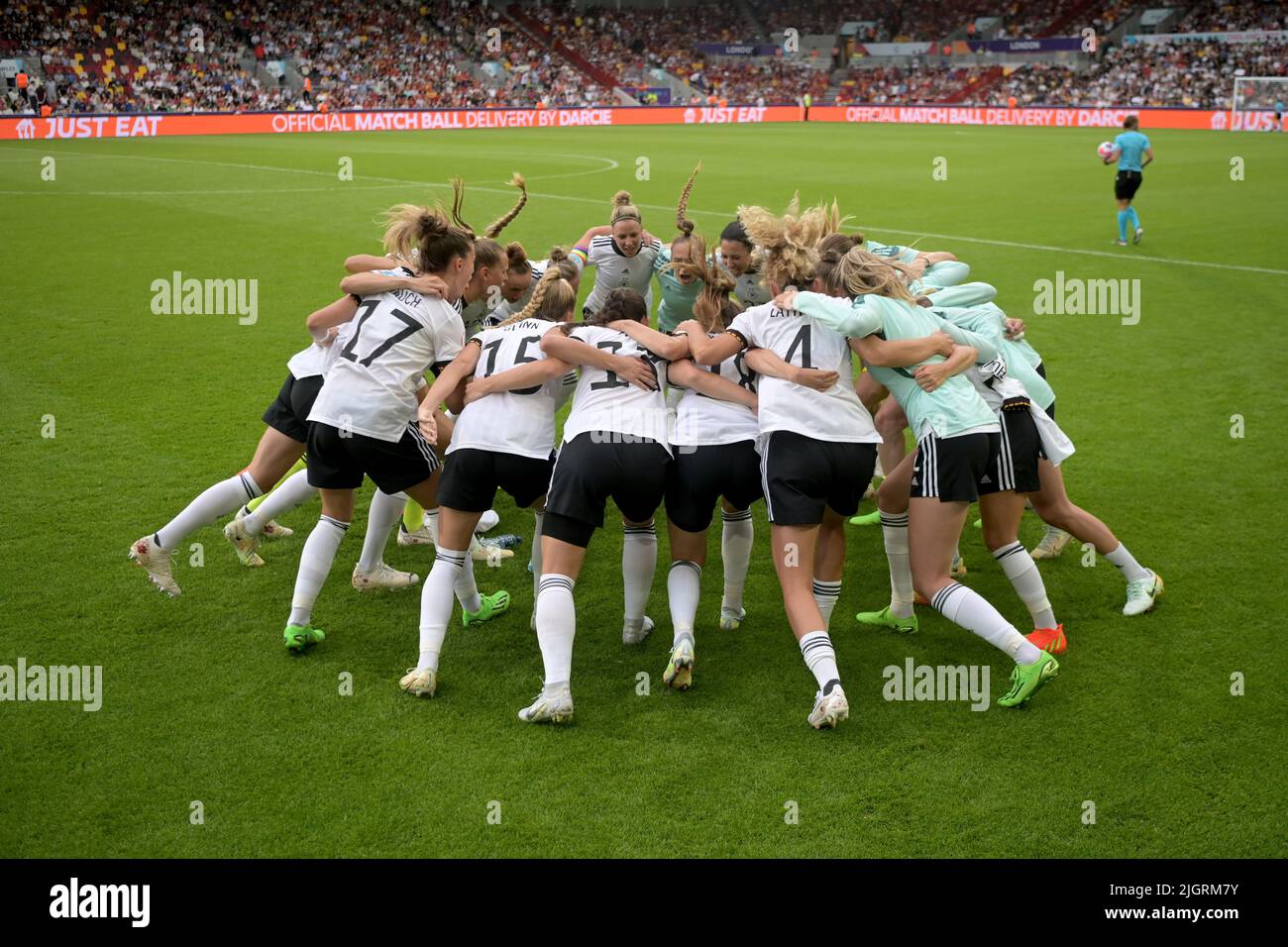 12 July 2022, Great Britain, Brentford/ London: Soccer, Women: European Championship, Germany - Spain, preliminary round, Group B, Matchday 2, Brentford Community Stadium. Germany's players cheer each other on in a team circle. Photo: Sebastian Christoph Gollnow/dpa Stock Photo