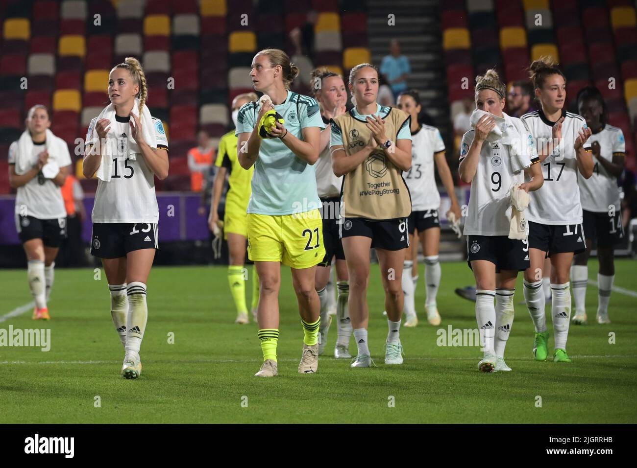 12 July 2022, Great Britain, Brentford/ London: Soccer, Women: European Championship, Germany - Spain, preliminary round, Group B, Matchday 2, Brentford Community Stadium. Germany's players celebrate the 2:0 victory after the match. Photo: Sebastian Christoph Gollnow/dpa Stock Photo