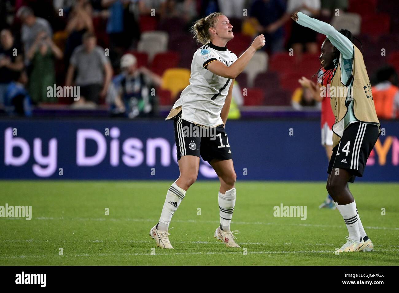 12 July 2022, Great Britain, Brentford/ London: Soccer, Women: European Championship, Germany - Spain, preliminary round, Group B, Matchday 2, Brentford Community Stadium. Germany's Alexandra Popp (l) in Lea Schüller's jersey cheers with Nicole Anyomi after the match. Photo: Sebastian Christoph Gollnow/dpa Stock Photo