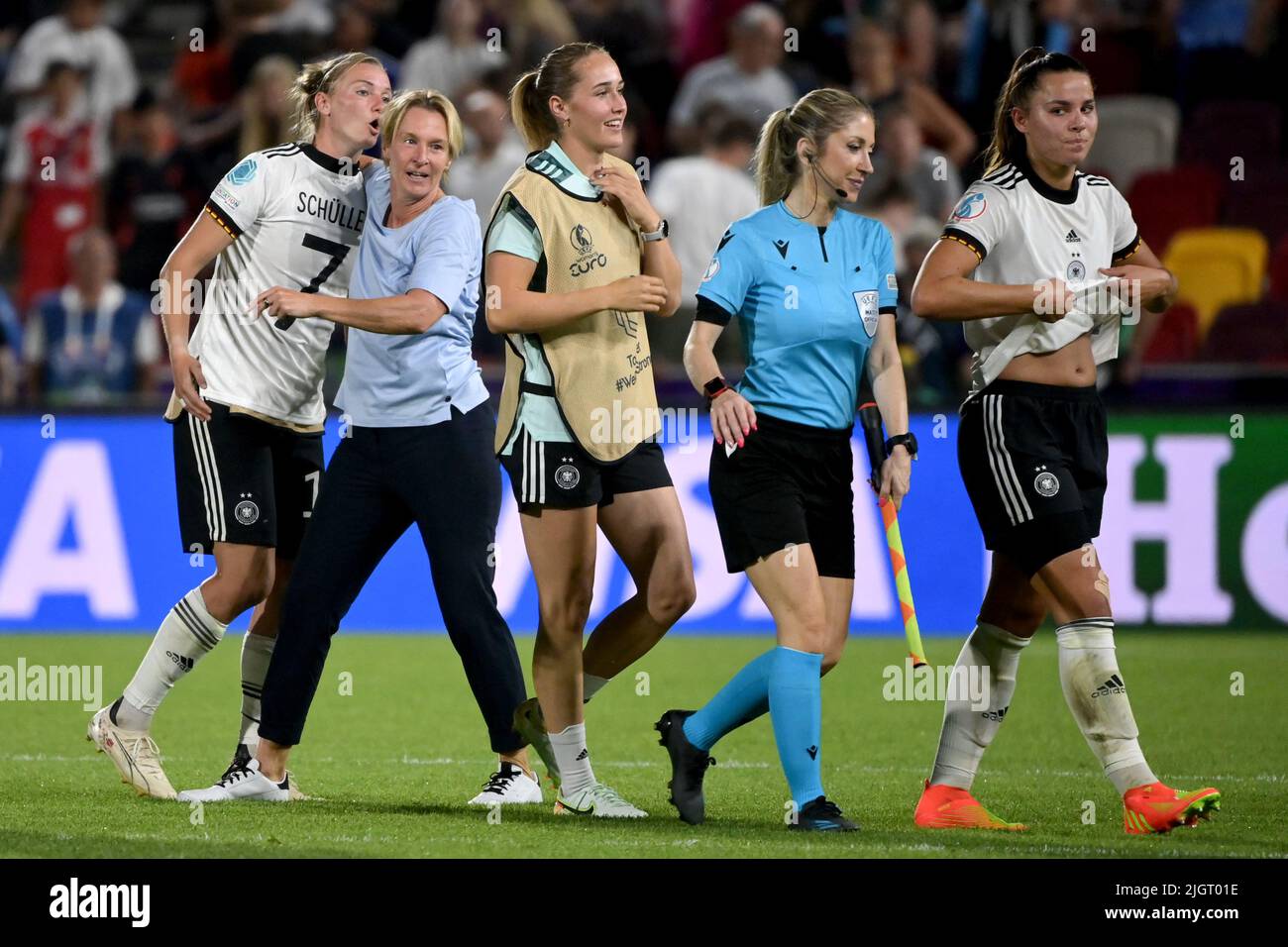 12 July 2022, Great Britain, Brentford/ London: Soccer, Women: European Championship, Germany - Spain, preliminary round, Group B, Matchday 2, Brentford Community Stadium. Germany's Alexandra Popp (l) is hugged by national coach Martina Voss-Tecklenburg after the match and calls after the referee's assistant. Photo: Sebastian Christoph Gollnow/dpa Stock Photo