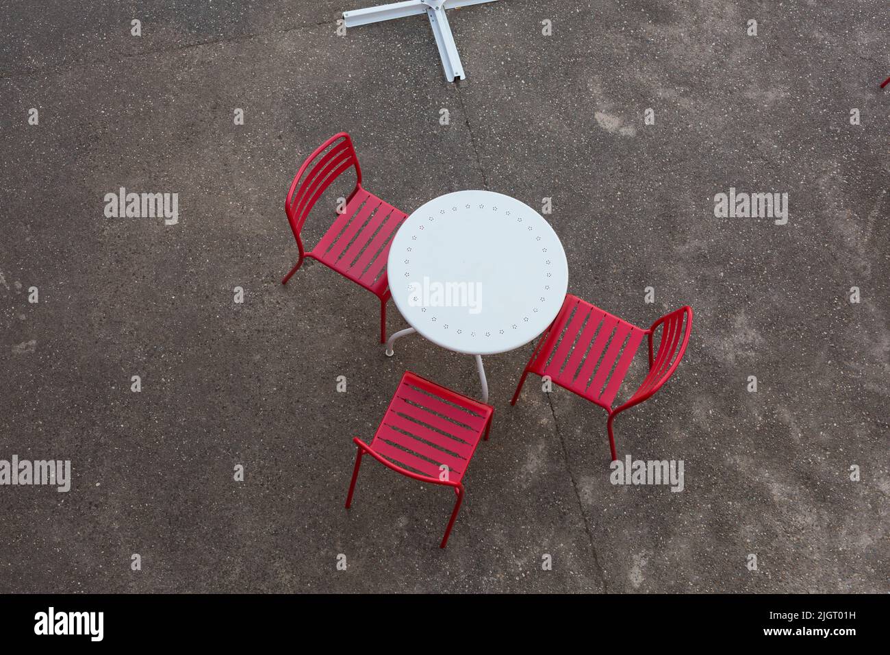 Overhead view of a red and white garden table and chairs. Stock Photo