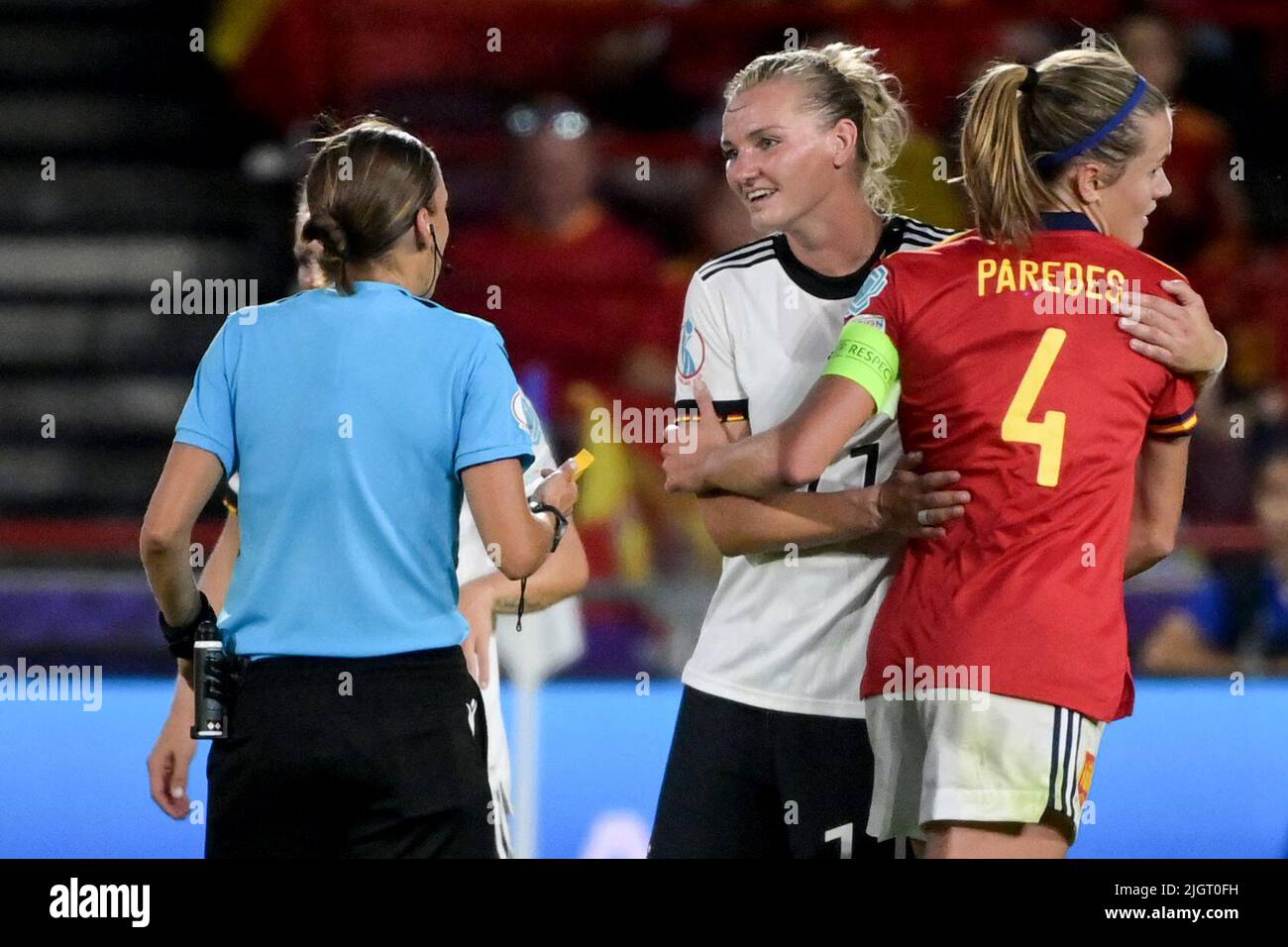 12 July 2022, Great Britain, Brentford/ London: Soccer, Women: European Championship, Germany - Spain, preliminary round, Group B, Matchday 2, Brentford Community Stadium. Germany's Alexandra Popp (M) and Spain's Irene Paredes embrace in front of referee Stephanie Frappart. Photo: Sebastian Christoph Gollnow/dpa Stock Photo