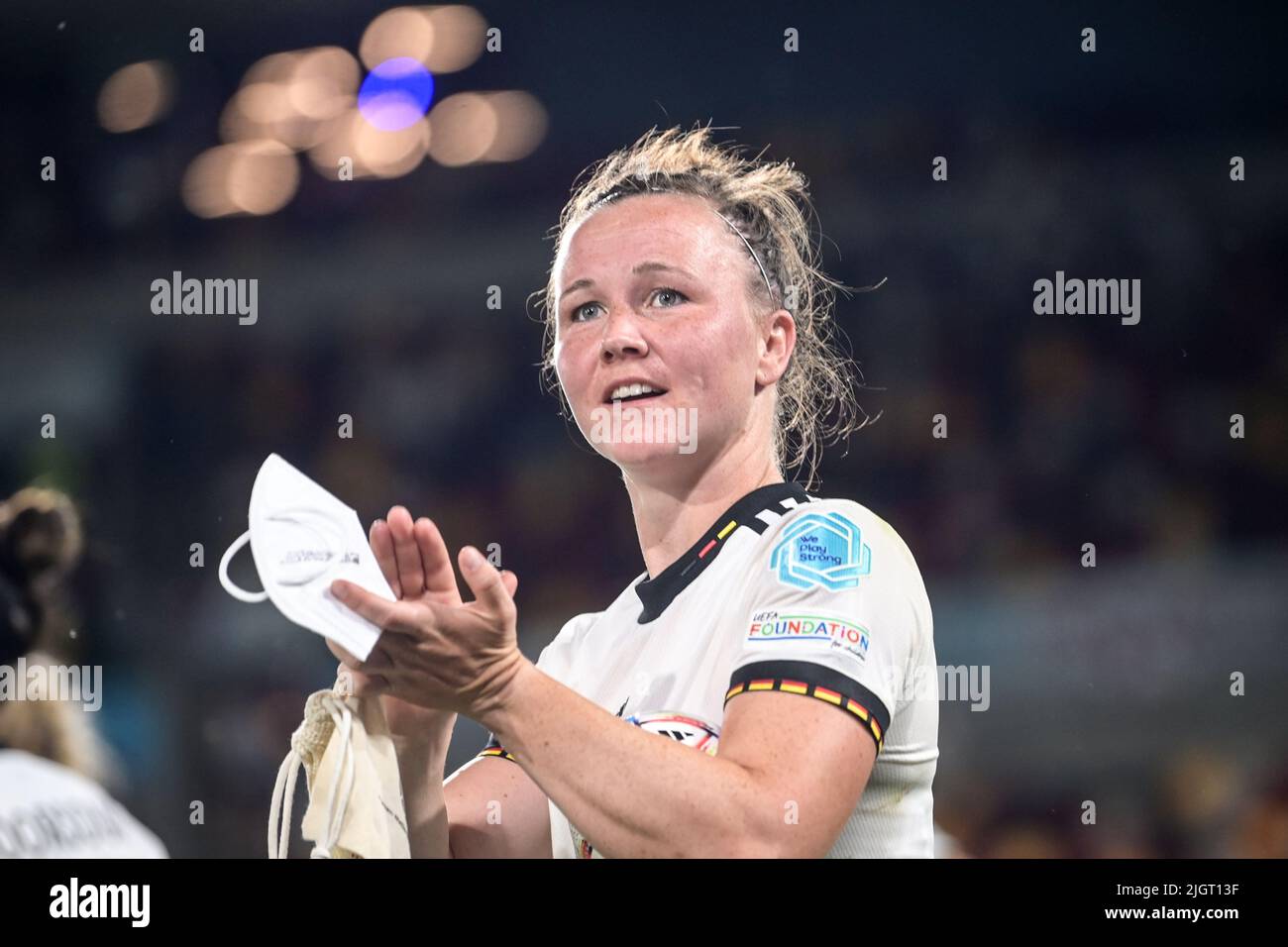 12 July 2022, Great Britain, Brentford/ London: Soccer, Women: European Championship, Germany - Spain, preliminary round, Group B, Matchday 2, Brentford Community Stadium. Germany's Marina Hegering applauds the fans after the match. Photo: Sebastian Christoph Gollnow/dpa Stock Photo