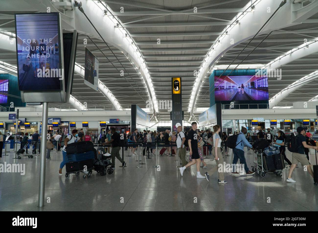 London, UK, 12 July 2022: Crowds and delays at Heathrow's terminal 5 as post-pandemic levels of travellers have left airports short of staff. Anna Watson/Alamy Live News Stock Photo
