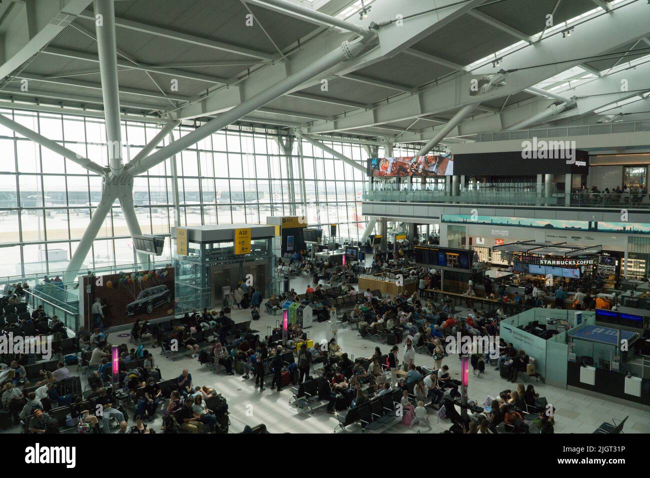 London, UK, 12 July 2022: Crowds and delays at Heathrow's terminal 5 as post-pandemic levels of travellers have left airports short of staff. Anna Watson/Alamy Live News Stock Photo