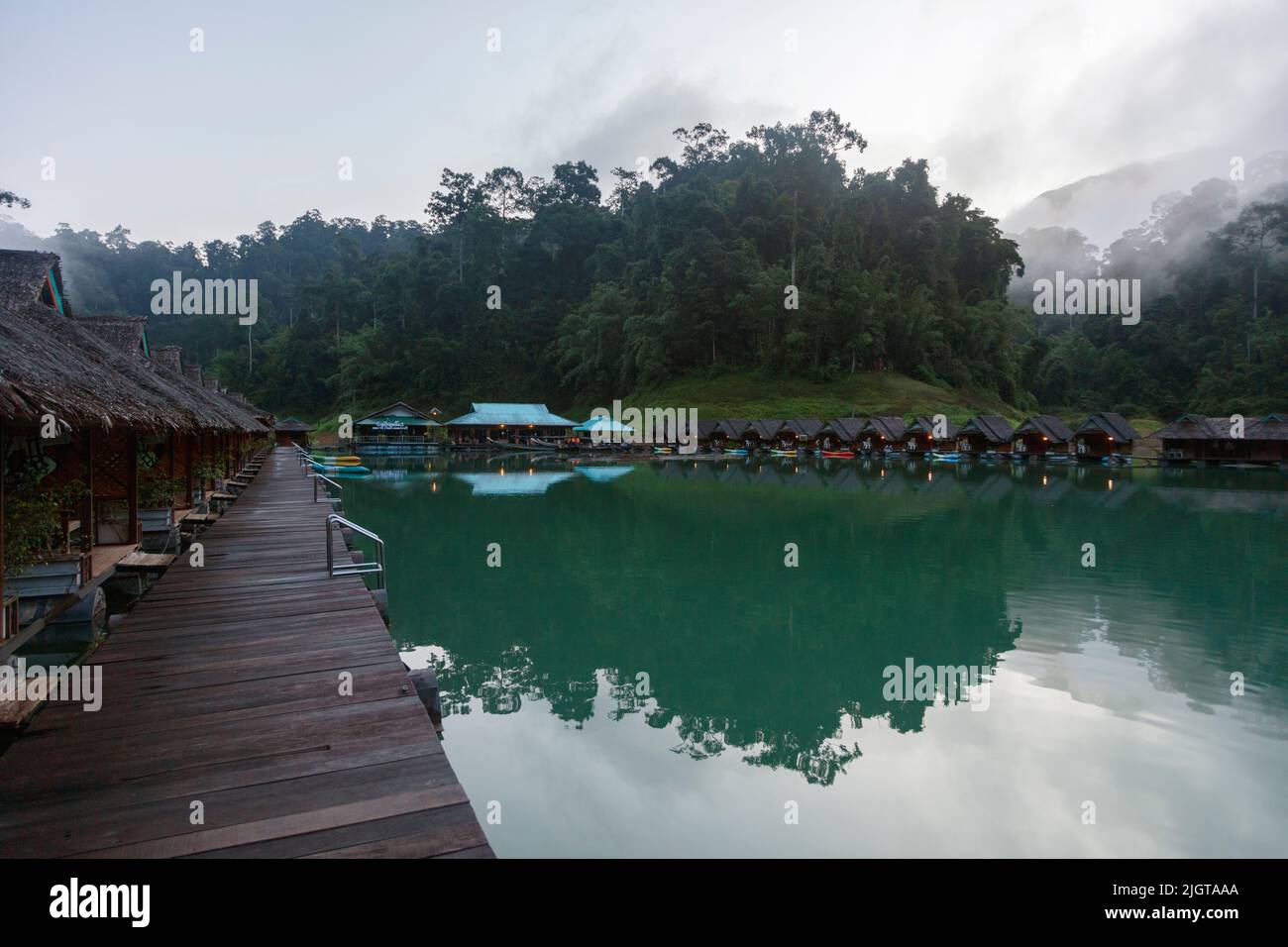 PRAIWAN RAFT HOUSE on Cheow lan lake in Khao Sok National Park is surrounded by tropical rain forest and karst formations - KHAO SOK, THAILAND Stock Photo