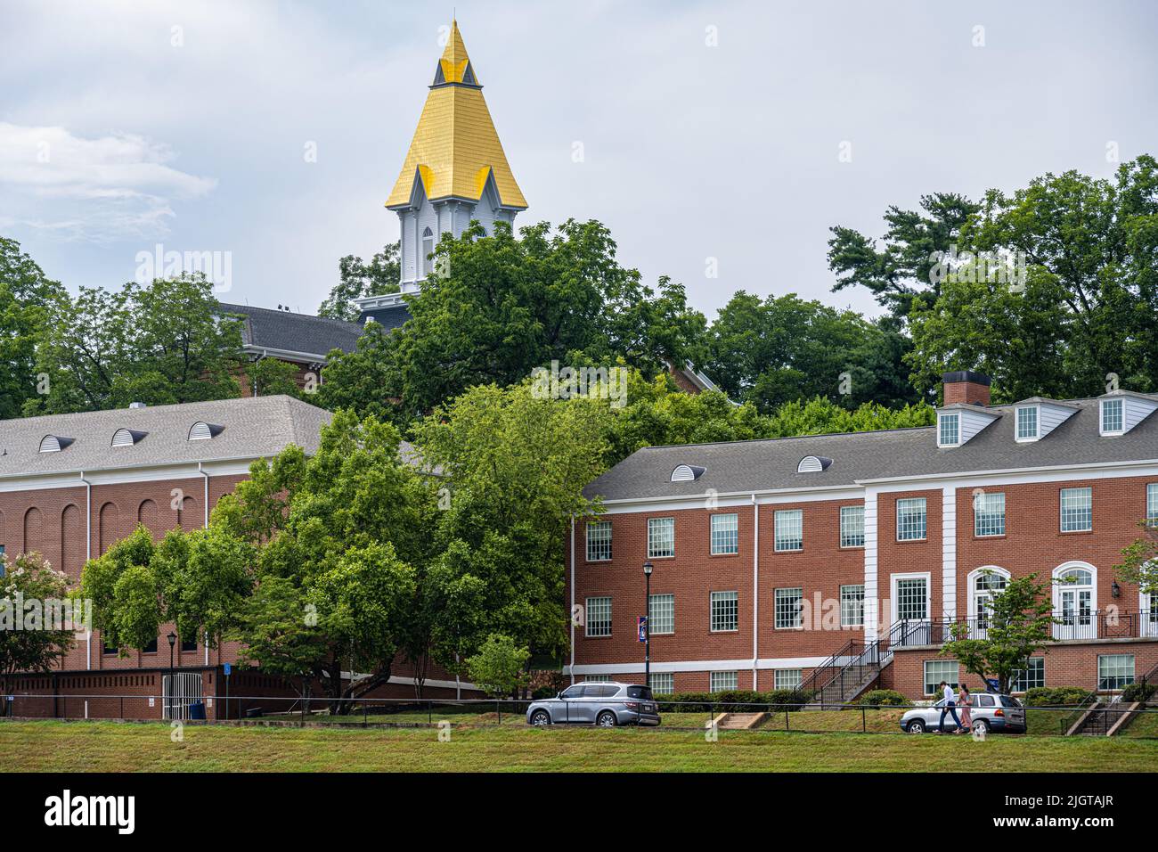 University of North campus with view of Price Memorial Hall's