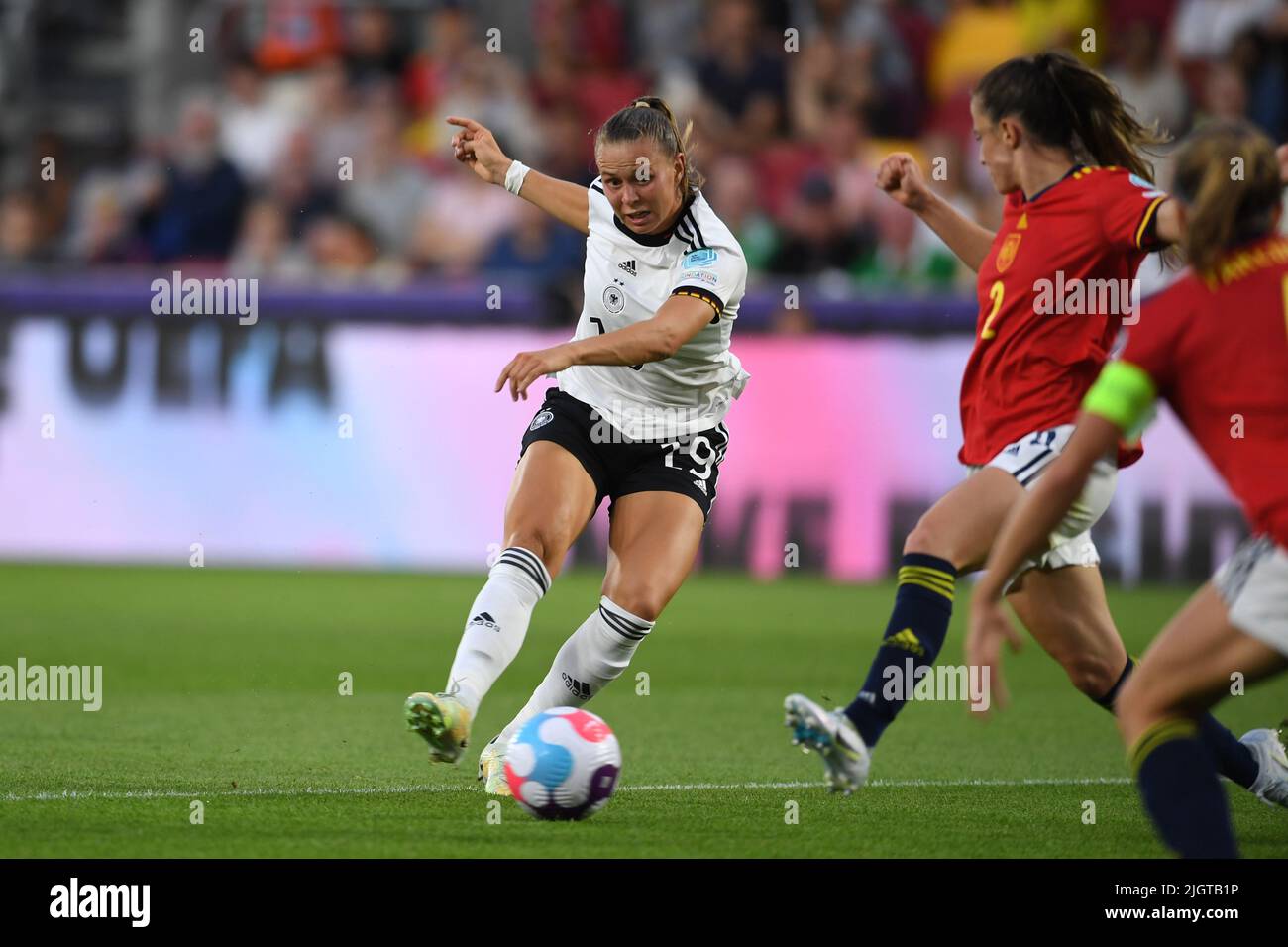 Klara Buhl (Germany Women)Ona Batlle (Spain Women) during the Uefa Women s Euro England 2022 match between Germany 2-0 Spain at Brentford Community Stadium on July 12 2022 in London, England. Credit: Maurizio Borsari/AFLO/Alamy Live News Stock Photo