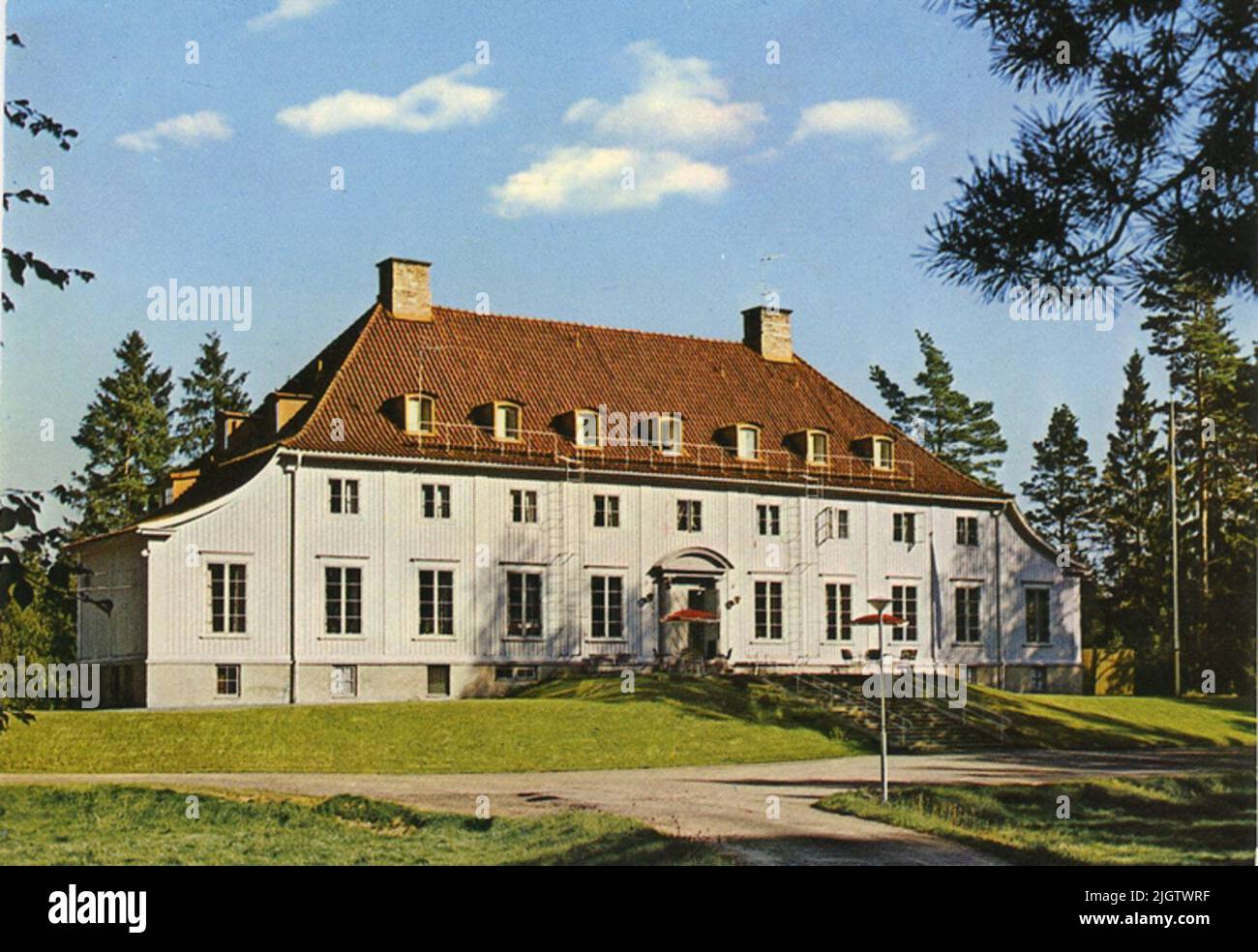 Text on the card: 'Tyringhemmet in Hindås. The A-house'. Available in the local archive .ter Boman from Hovmanstorp in Kronobergslän, which in 1909 started a boarding school for girls in Tyringe in Skåne. The school was named Tyringe full board. At the start, the school had 8 pupils with quickly got more. In 1912 the school was moved to a rented property at Nolhaga Castle. But it also quickly became too small. In 1914 the school was moved again and then to Hindås station area where Ester Boman bought properties that she redone to suit the girls' school. The school had to retain the original na Stock Photo
