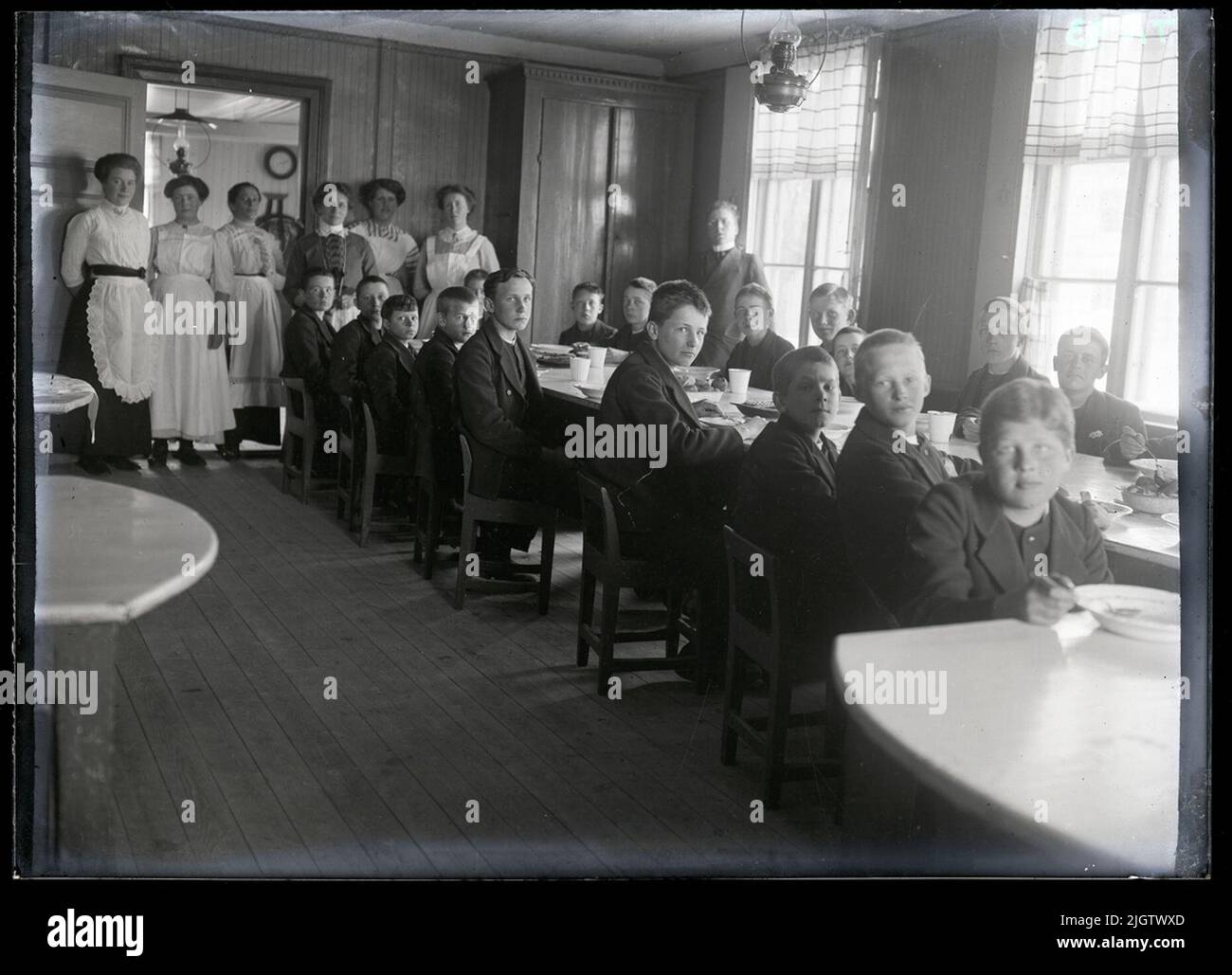 Food Day at Gustafsbergs Barnhus Gustafsbergs Barnhus, around 1912. The teacher who is visible is Pastor Linder. Among the students: the artists Nils Amech and David Larsson (1898 - 1976). The latter is counted as one of the Gothenburg schools even though he did not study under Tor Bjurström's leadership at Valand's art school, Gothenburg. The building in the Gustafsberg area, which in the 21st century is called the mansion. In 1854, the former schoolhouse was converted into kitchens and dining rooms. Stock Photo