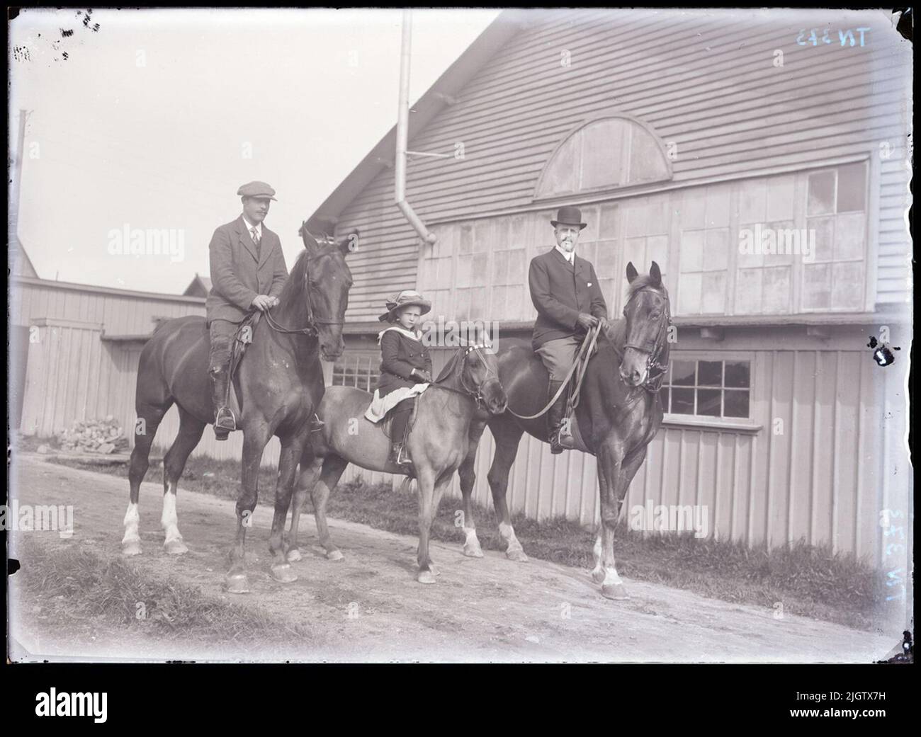 According to previous notes: 'Rider, two men and a girl on horseback at the riding house in Uddevalla. T. h. Dir. V. Kullberg, daughter Inga and unknown man.' The riding house at Södra Drottninggatan 16 had five horses from the beginning. They belonged to the officers at the regiment and some private individuals. A fan junker named Rosdahl was a riding teacher and he had the number of horse numbers significantly expanded. There was also a driving school. This one had eight horses, and was managed by choir master Nilsson. Horse and carriage was the vehicle of the time and it was about being abl Stock Photo