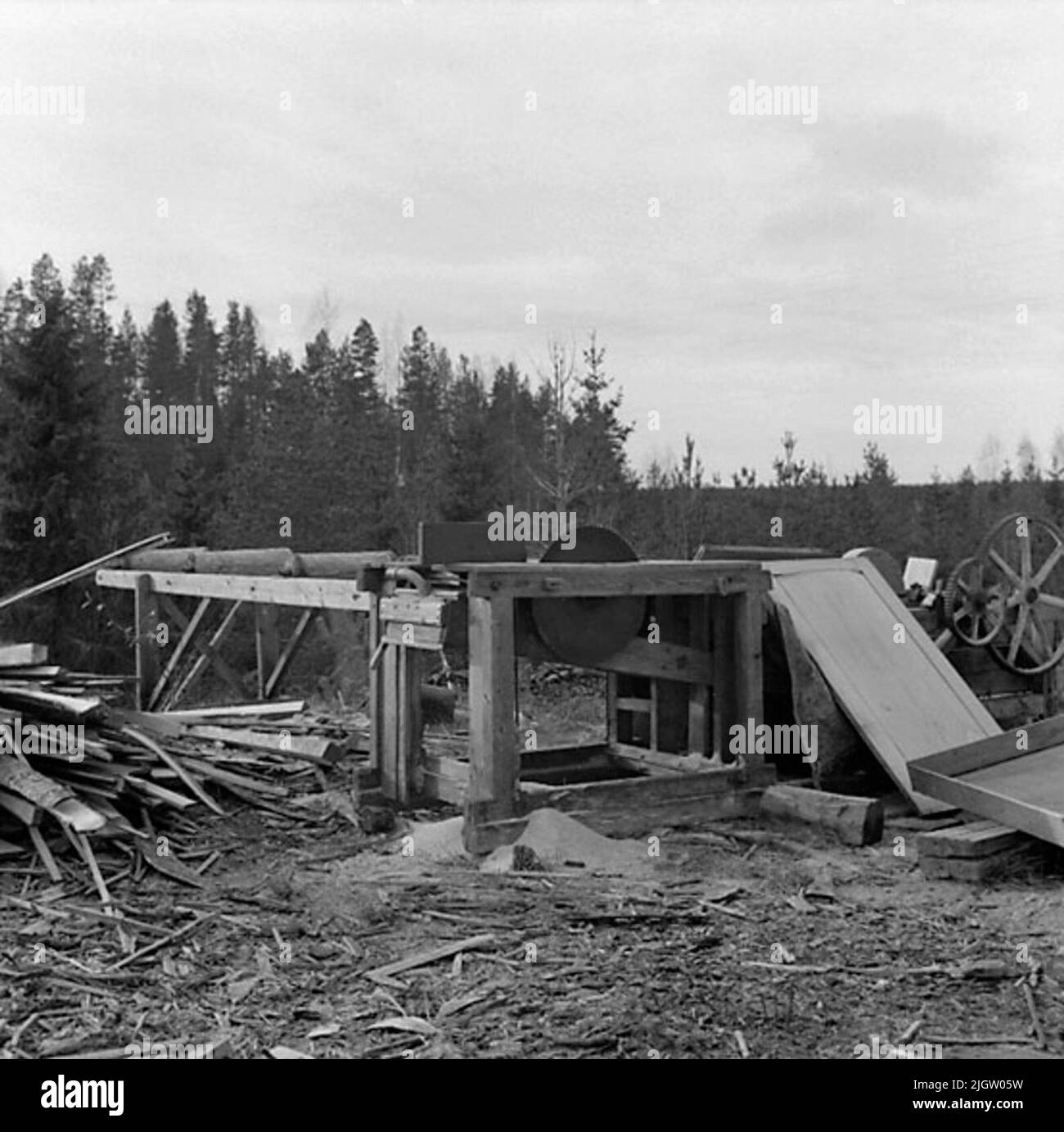 The photograph is taken: 1957 boat construction northern Sweden contains intrelers, 165 s.v. Kop.18 neg. to 18 of Kop. Available in Neg.ark. no. 1929: 1-2 movie no. 119 and 120.Format 6x6 10x10 A circular saw, to the right is its engine. Stock Photo