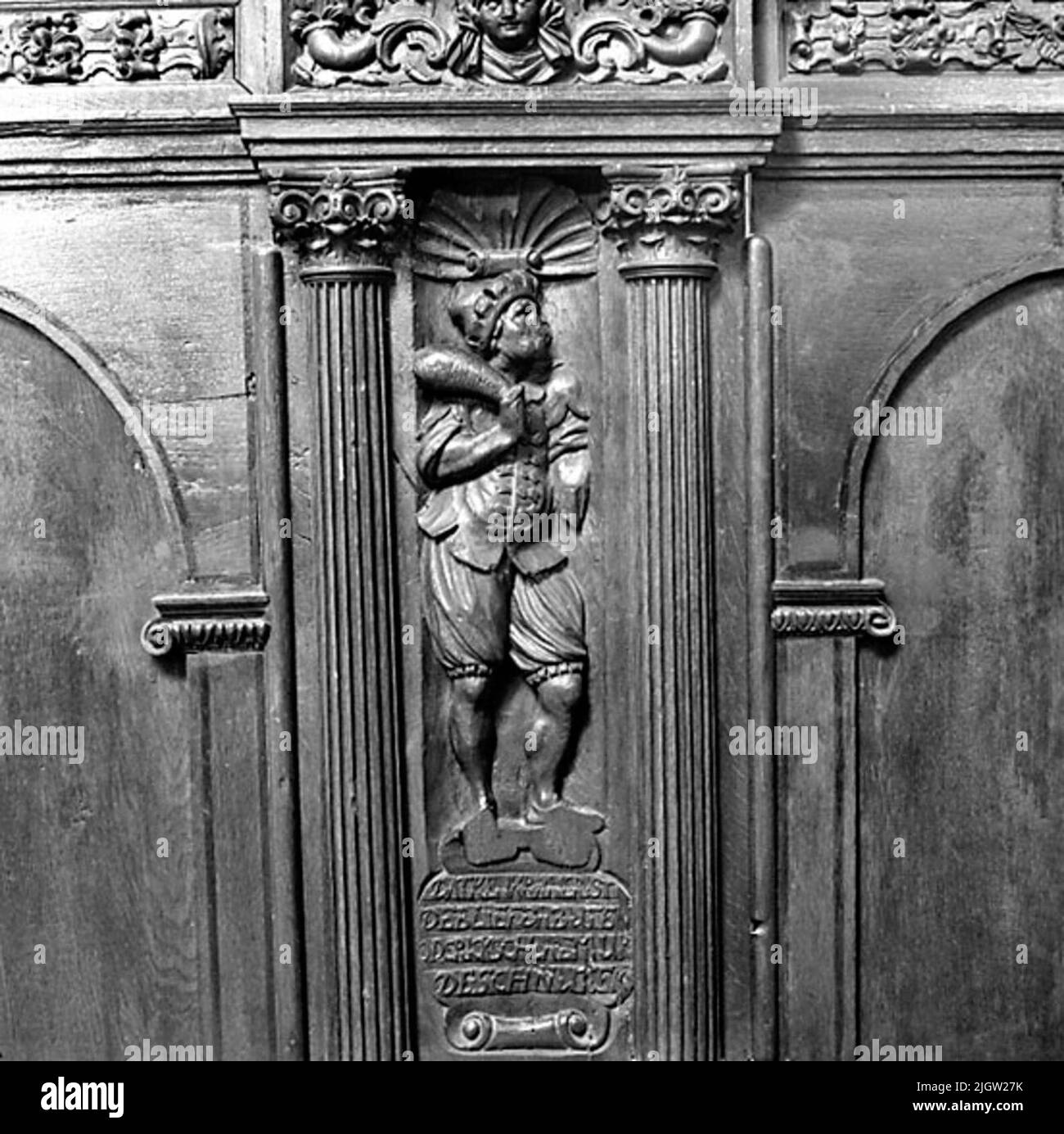 Kopia finns 10x10 (B.M.A.)Detalj från Nicolaikyrkan i Stralsund. Relief av trä i en kyrka (Nicolaikyrkan i Stralsund). Reliefen föreställer en manlig krigare, med pilastrar på hans båda sidor. Stock Photo