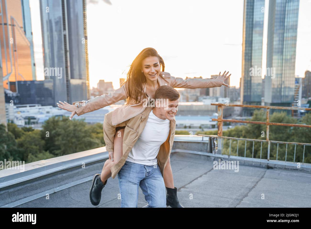 Guy girl kissing on city hi-res stock photography and images - Alamy