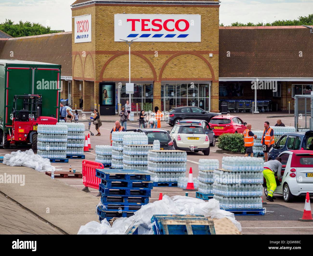 Burst water pipe southern water hires stock photography and images Alamy