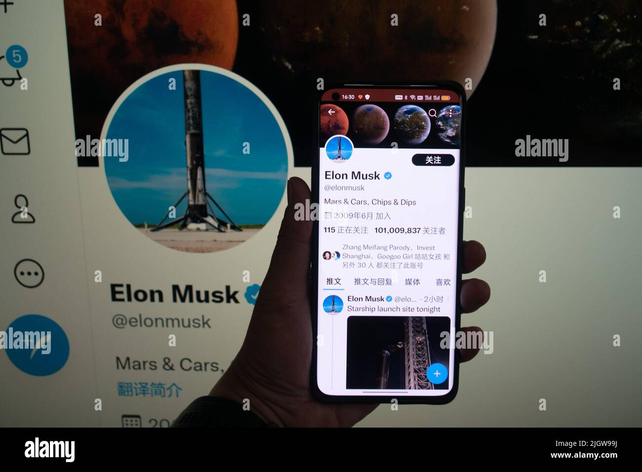 SHANGHAI, CHINA - JULY 13, 2022 - Photo taken on July 13, 2022 shows a Netizen in Shanghai, China, following Elon Musk's twitter page through his mobi Stock Photo