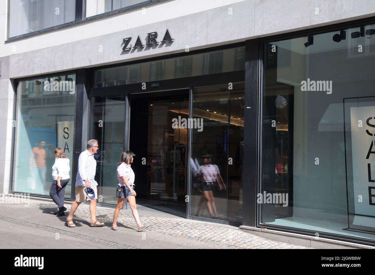Zara fashion shop store hi-res stock photography and images - Page 7 - Alamy