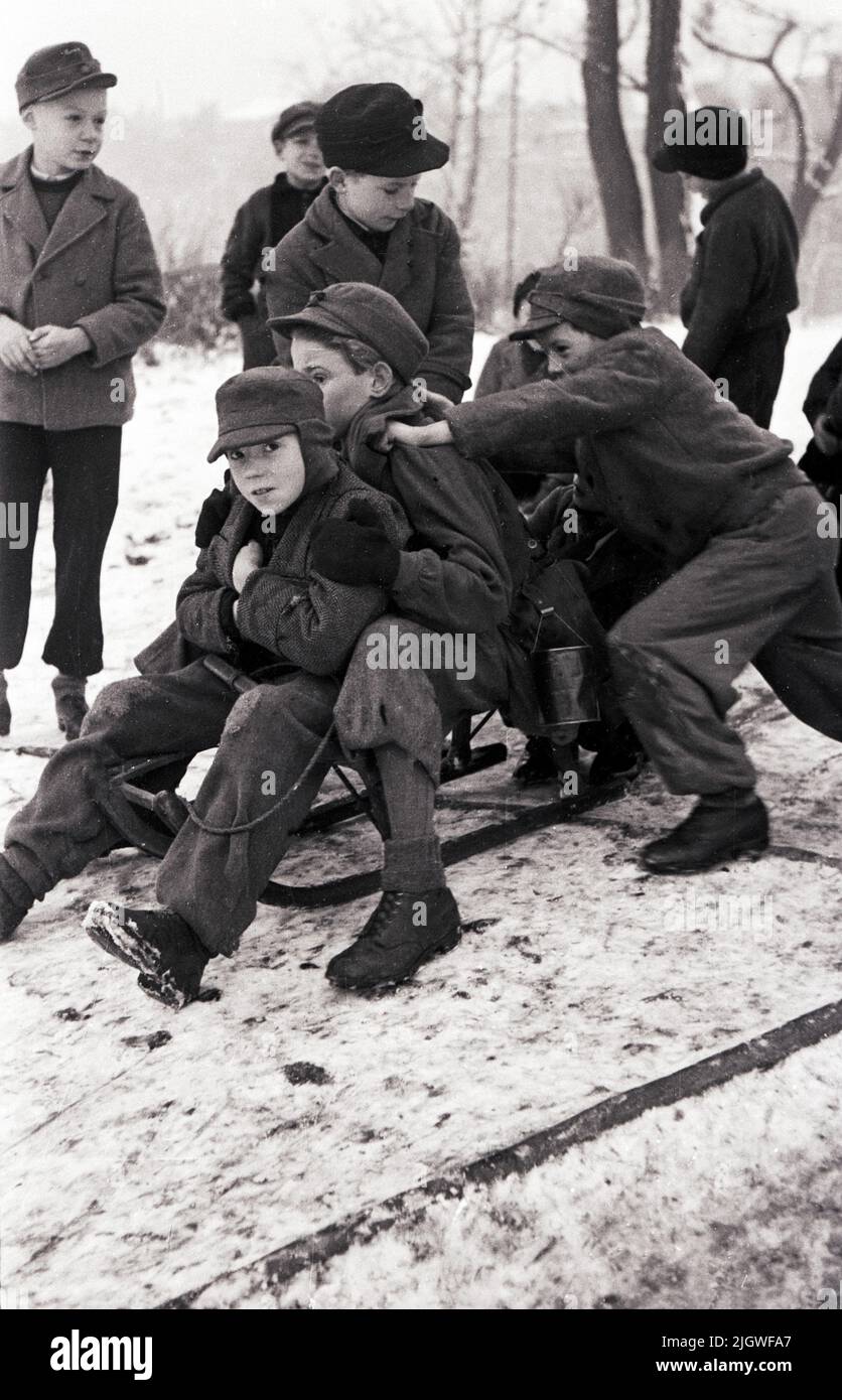 Trümmerfrauen - Kinder spielen im Schnee im Berlin nach dem Krieg ...