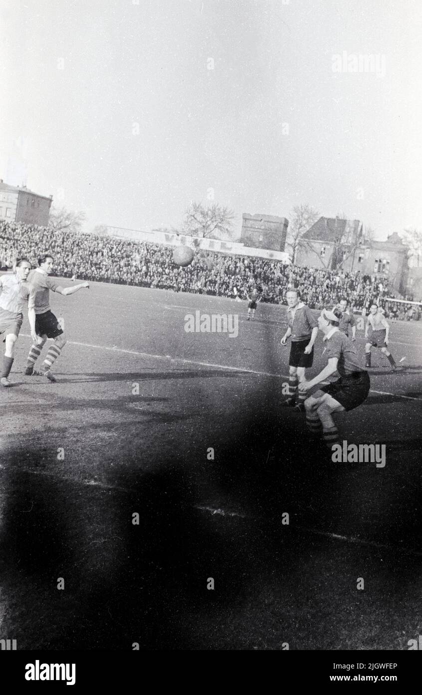 Szene aus dem Fußballspiel VfL Osnabrück - Union Oberschöneweide im Poststadion in Berlin, Deutschland 1948 Stock Photo
