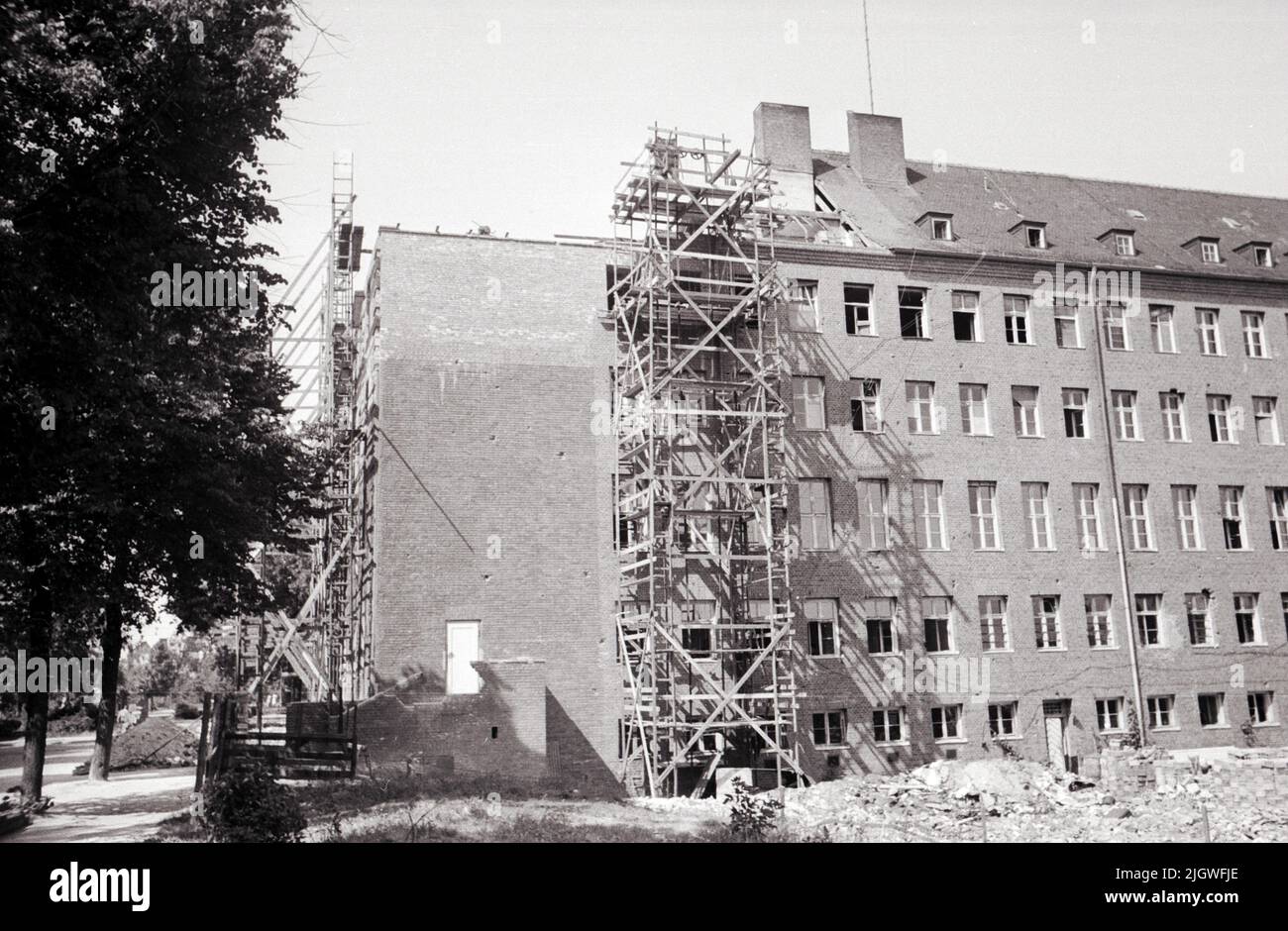 Nordwestdeutscher Rundfunk - Im Wiederaufbau: Richtfest am Gebäude des Nordwestdeutschen Rundfunks am Heidelberger Platz 3 in Berlin, Deutschland 1947. Stock Photo