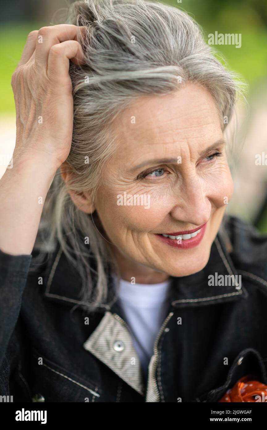 Portrait of a mature woman smiling hi-res stock photography and images ...