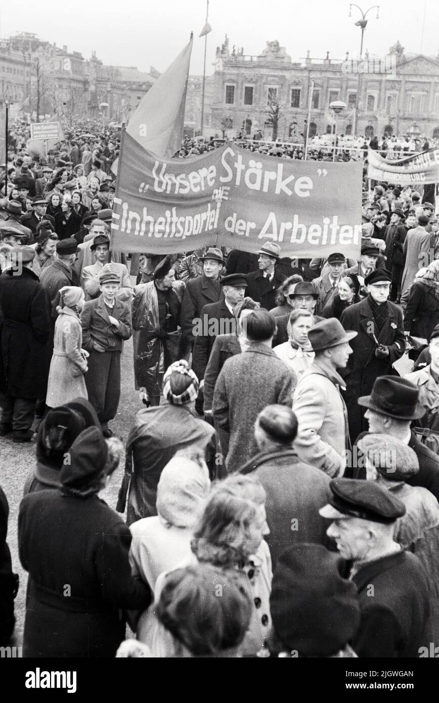 Maifeier Berlin 1947 - Menschenmassen bei der Feier zum 1. Mai vor der Alten Bibliothek am 