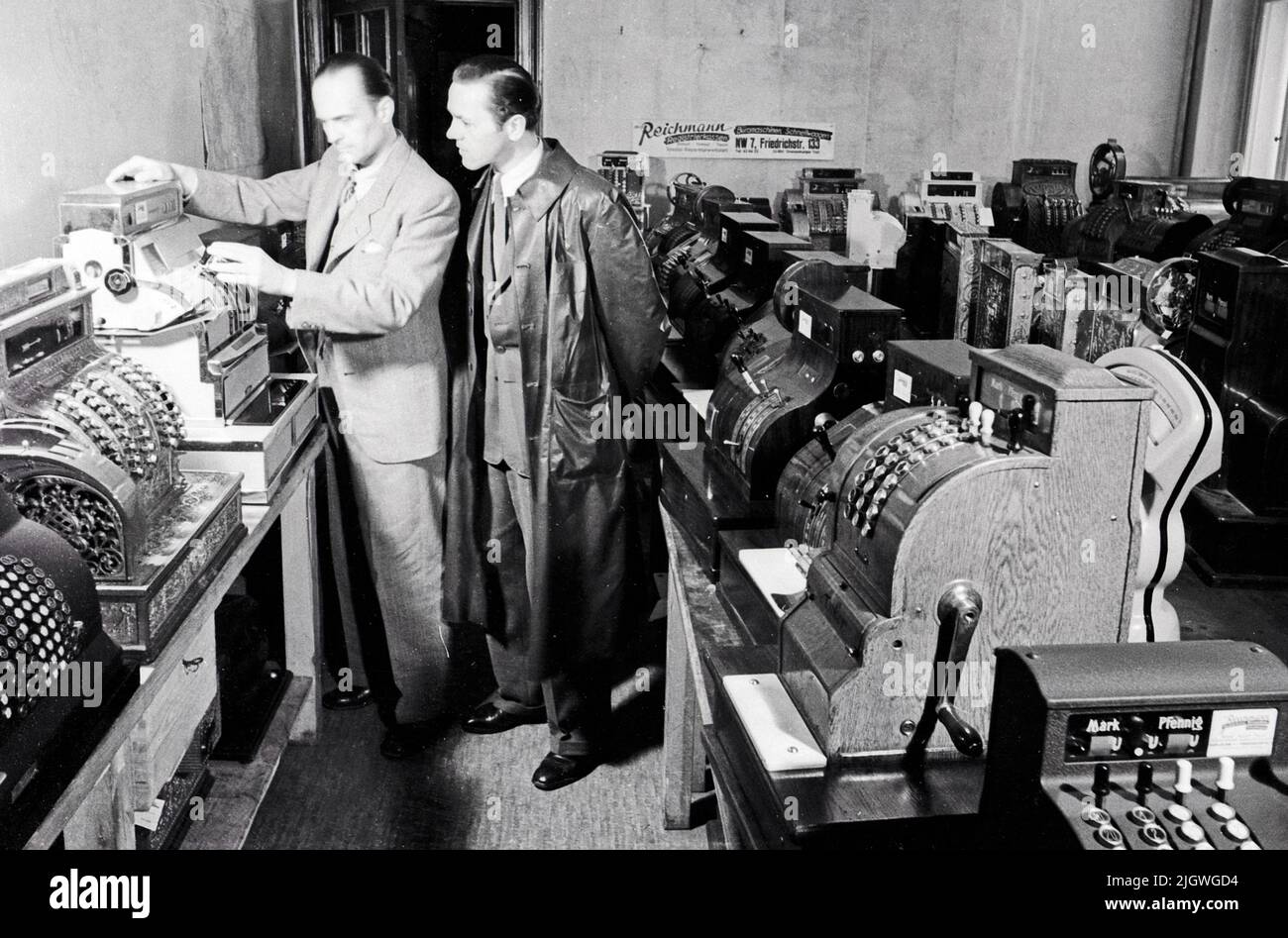 Angebot und Verkauf bei der Heinz Reichmann GmbH, einem Dienstleister für die Reparatur von Registrierkassen, in der Friedrichstraße 193 in Berlin, Deutschland 1947. Stock Photo